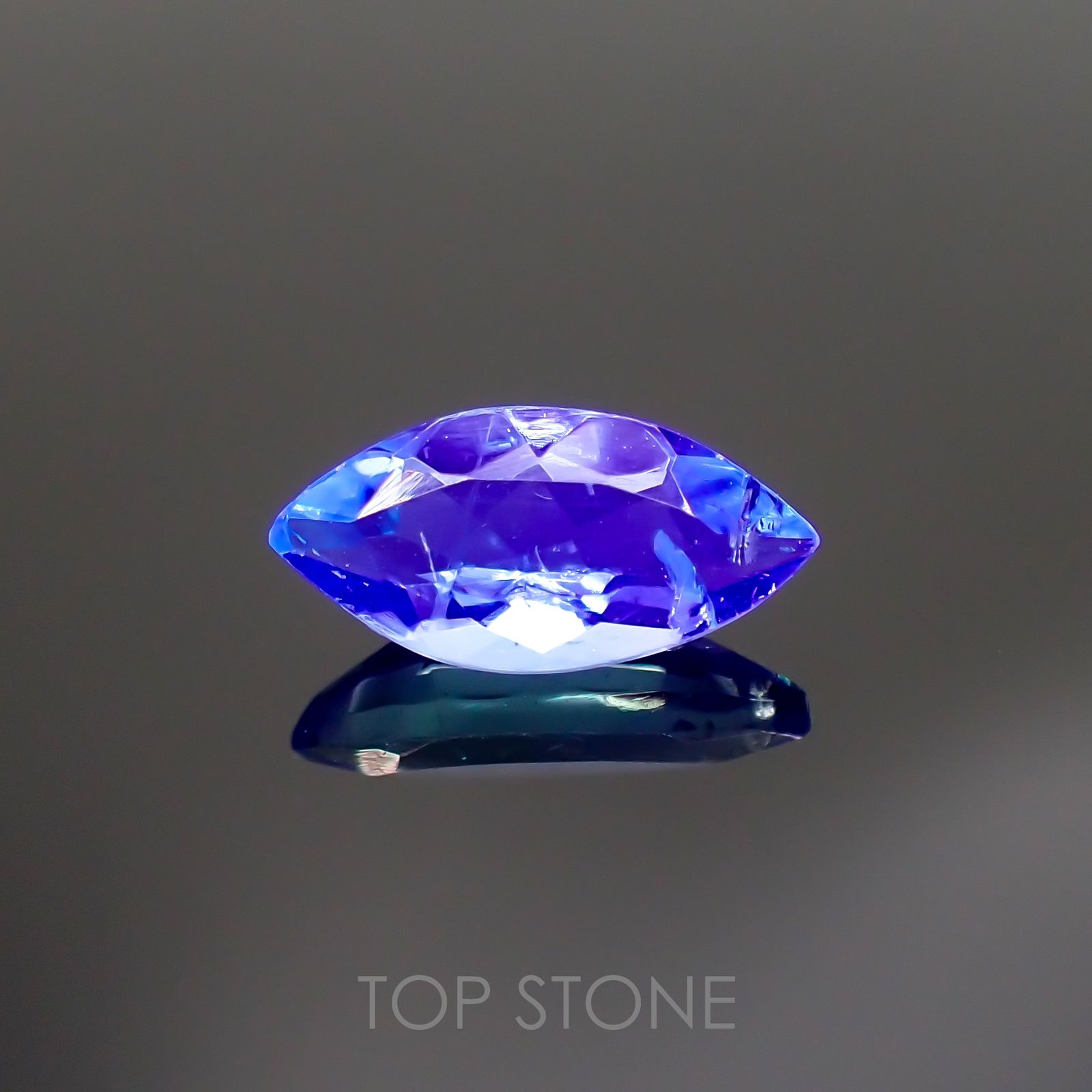 フローライト フルオレッセンス(宝石名フルオライト)イギリス・ロジャリー鉱山産 0.95ct 識別済[211113785]9.5x4.6mm前後