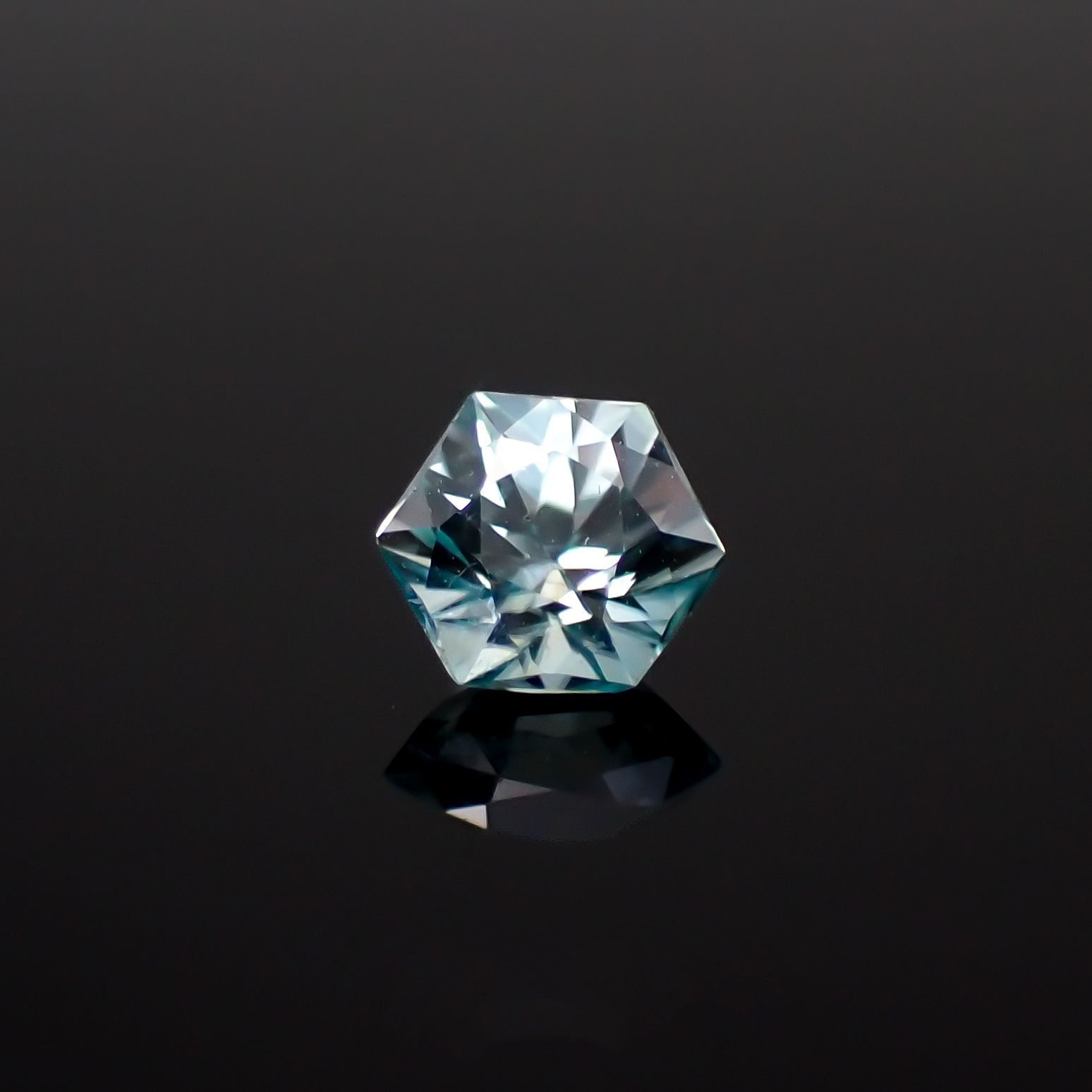 ◇ヘキサゴンカット◇アイスブルージルコン(宝石名ジルコン)カンボジア産 0.79ct 識別済[230320856]4.8x4.7mm前後