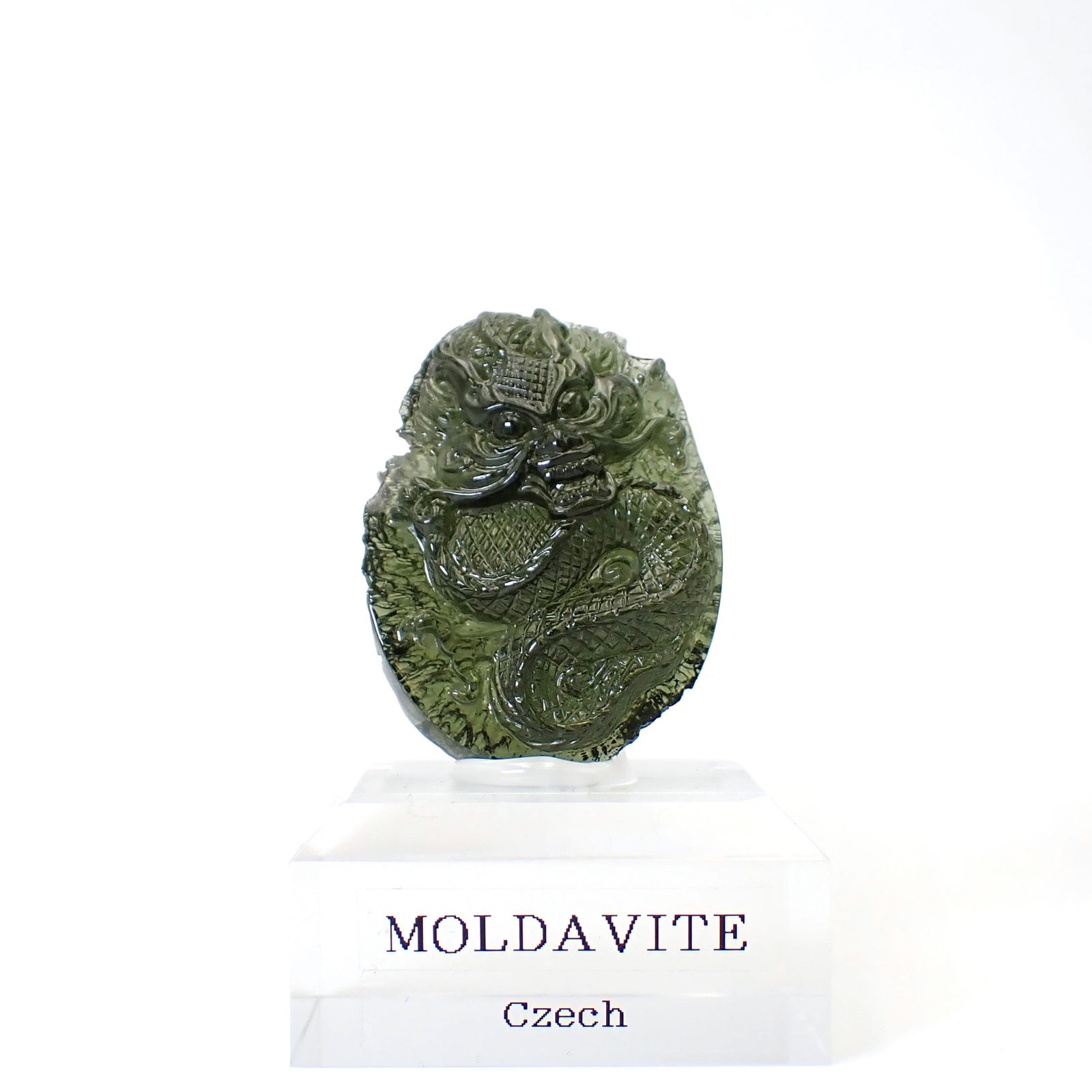 ◇龍彫刻◇モルダバイト 発見地:旧チェコスロバキア アクリル台座付き 77.90ct(15.58g) / 13.9x29.7x41.7mm前後 [260632497]