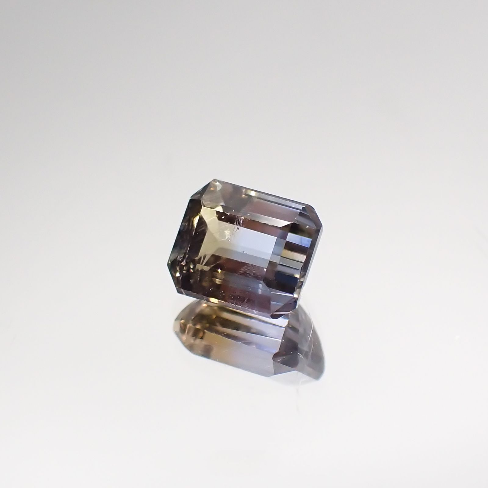バイカラータンザナイト(宝石名バイカラー・ゾイサイト) タンザニア産 0.752ct ソ付(彩珠)[210711581]5.5×4.4mm前後