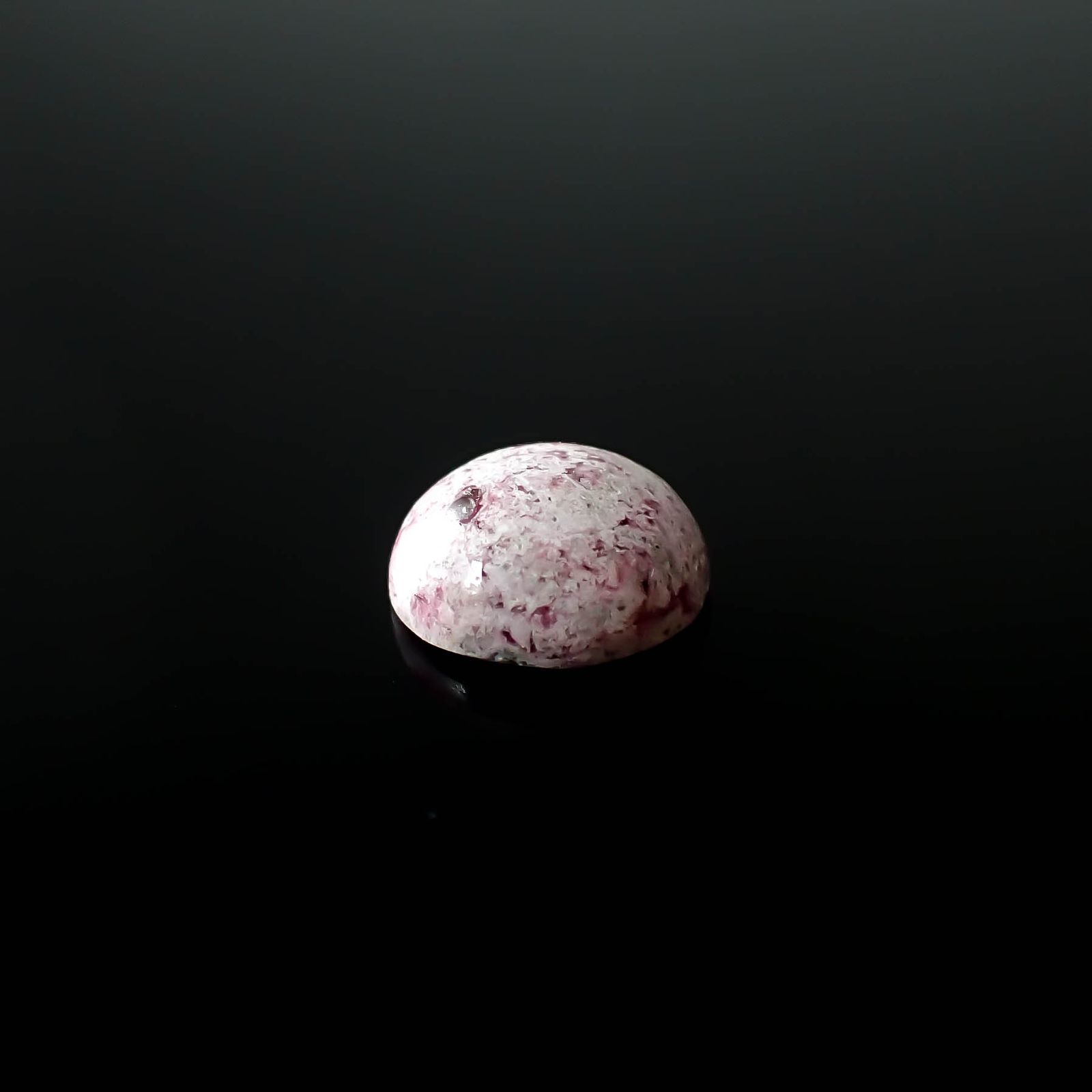 レッドベリル/ピンクベリル(母岩付き) アメリカ・ユタ州産 2.15ct [250730904]9.1x9.1mm前後