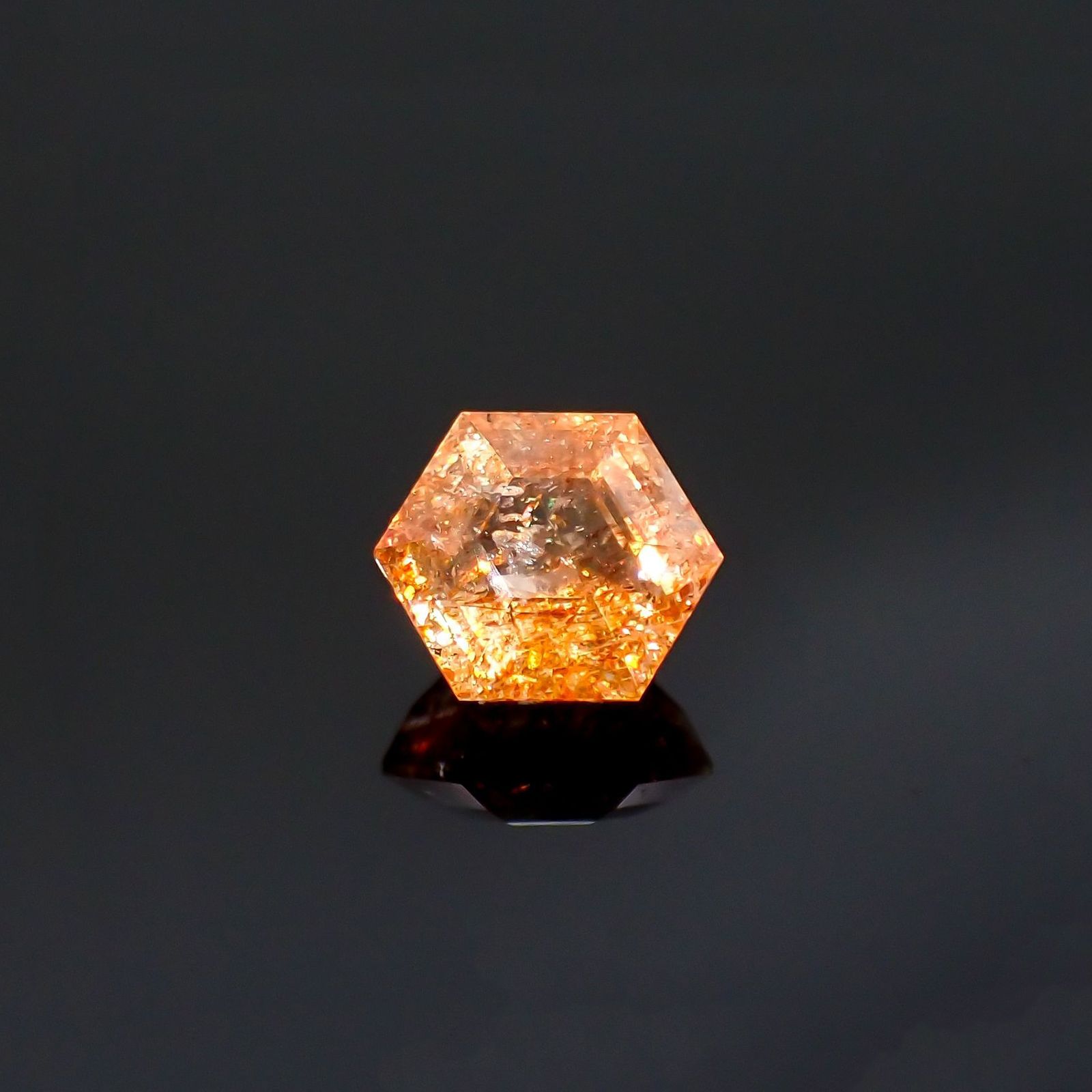 ◇ヘキサゴンカット◇イリュージョンサンストーン インド産 1.24ct / 6.5x6.5mm前後 [260215493]
