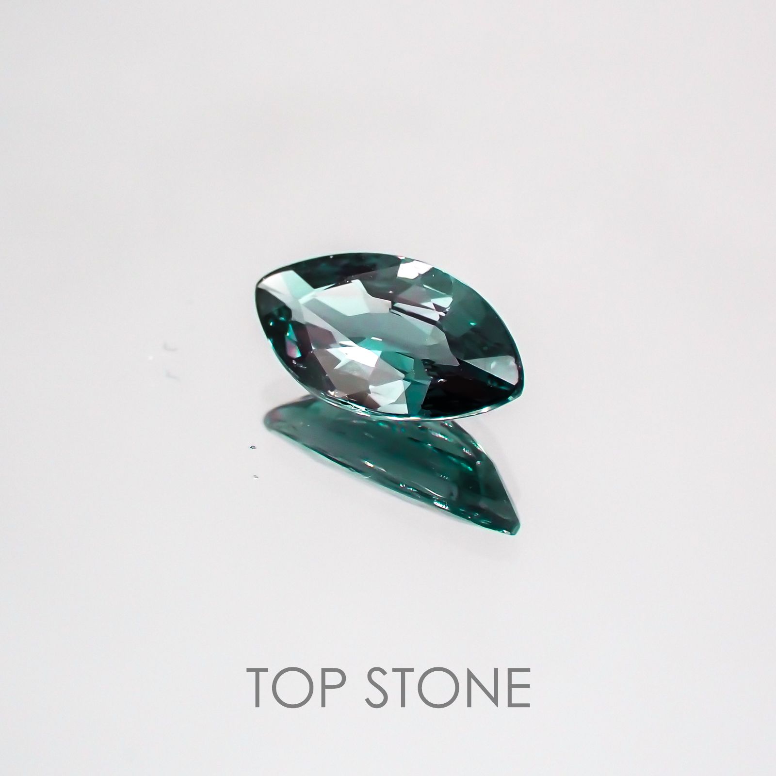 カラーチェンジガーネット(アレキタイプ) マダガスカル・ベキリー産 ルース 0.912ct[21029476]9.2×4.8mm前後