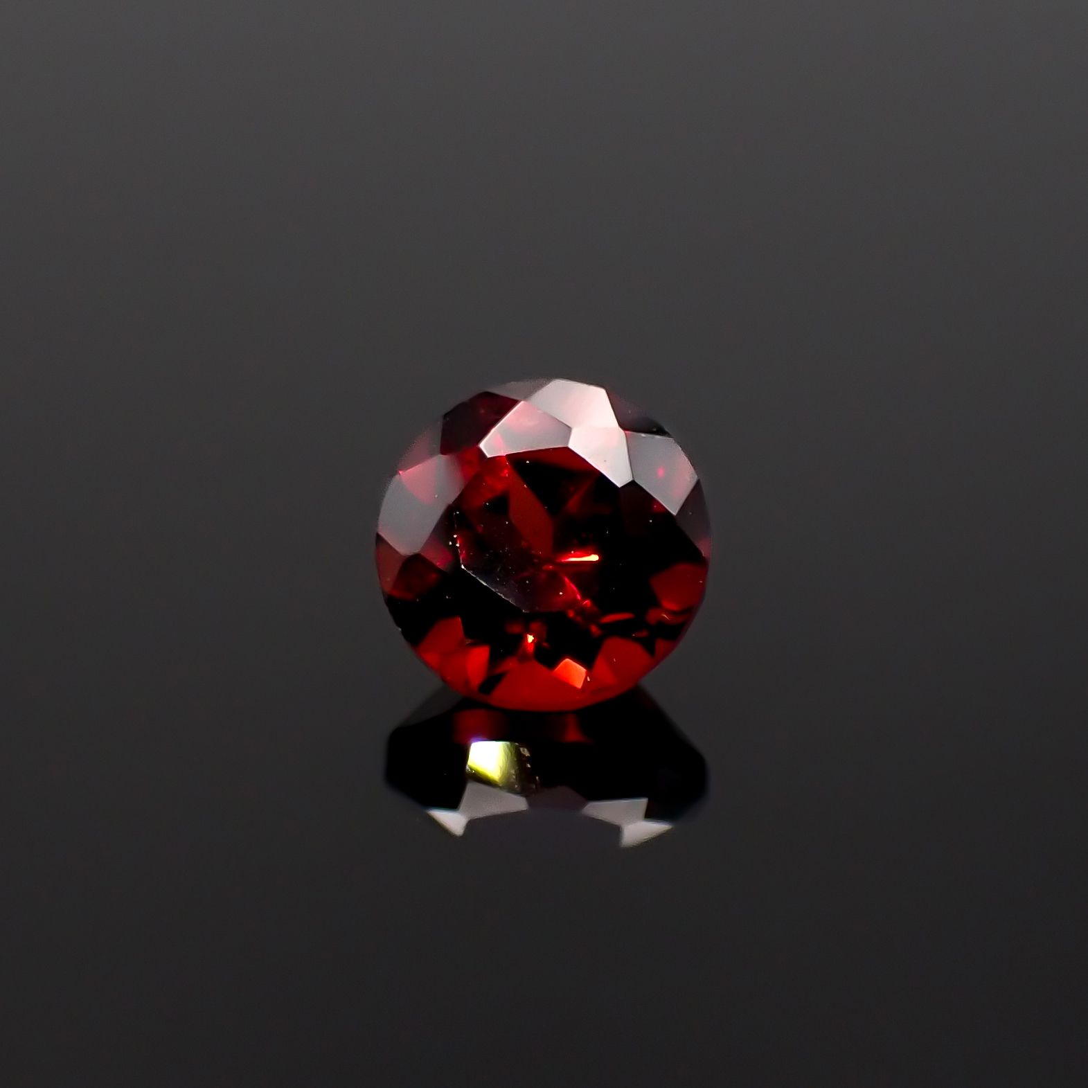 パイラルスパイトガーネット モザンビーク産 0.96ct[230421775]5.5x5.5mm前後