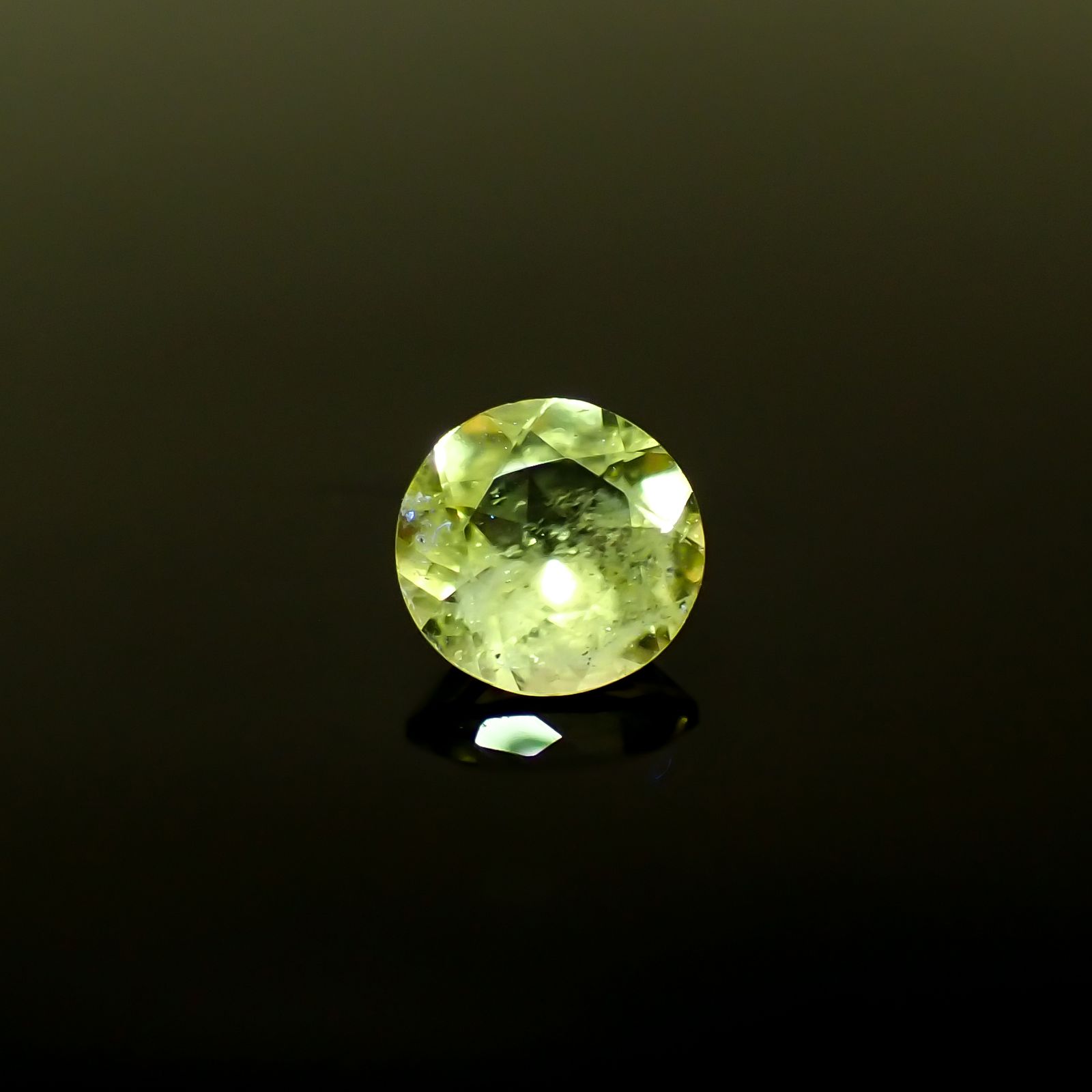 コンドロダイト(宝石名コンドロダイト)タンザニア産 0.751ct ソ付(彩珠)[231225224]5.9x5.9mm前後