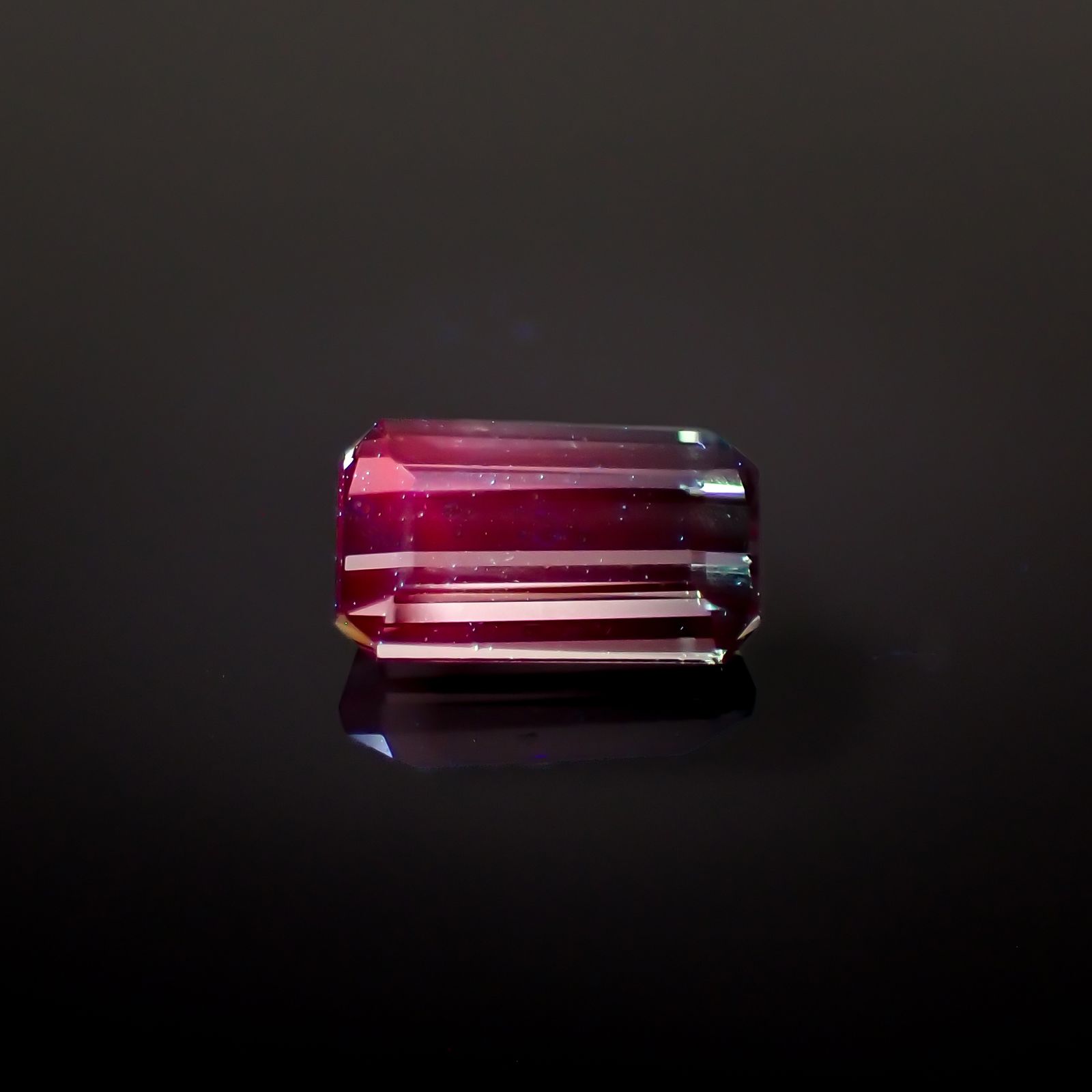 バイカラースピネル フルオレッセンス タンザニア/マダガスカル産 0.62ct[230722677]6.1x3.5mm前後