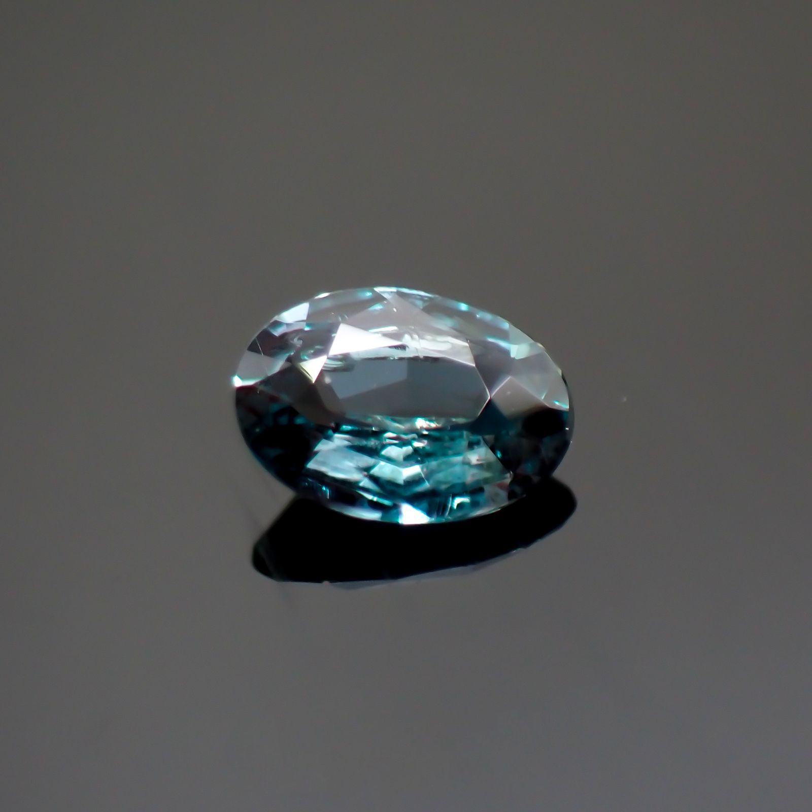アレキサンドライト(宝石名アレキサンドライト)ブラジル産/EmeraldMains社製 0.132ct ソ付(彩珠)[220113815]3.8x2.8mm前後