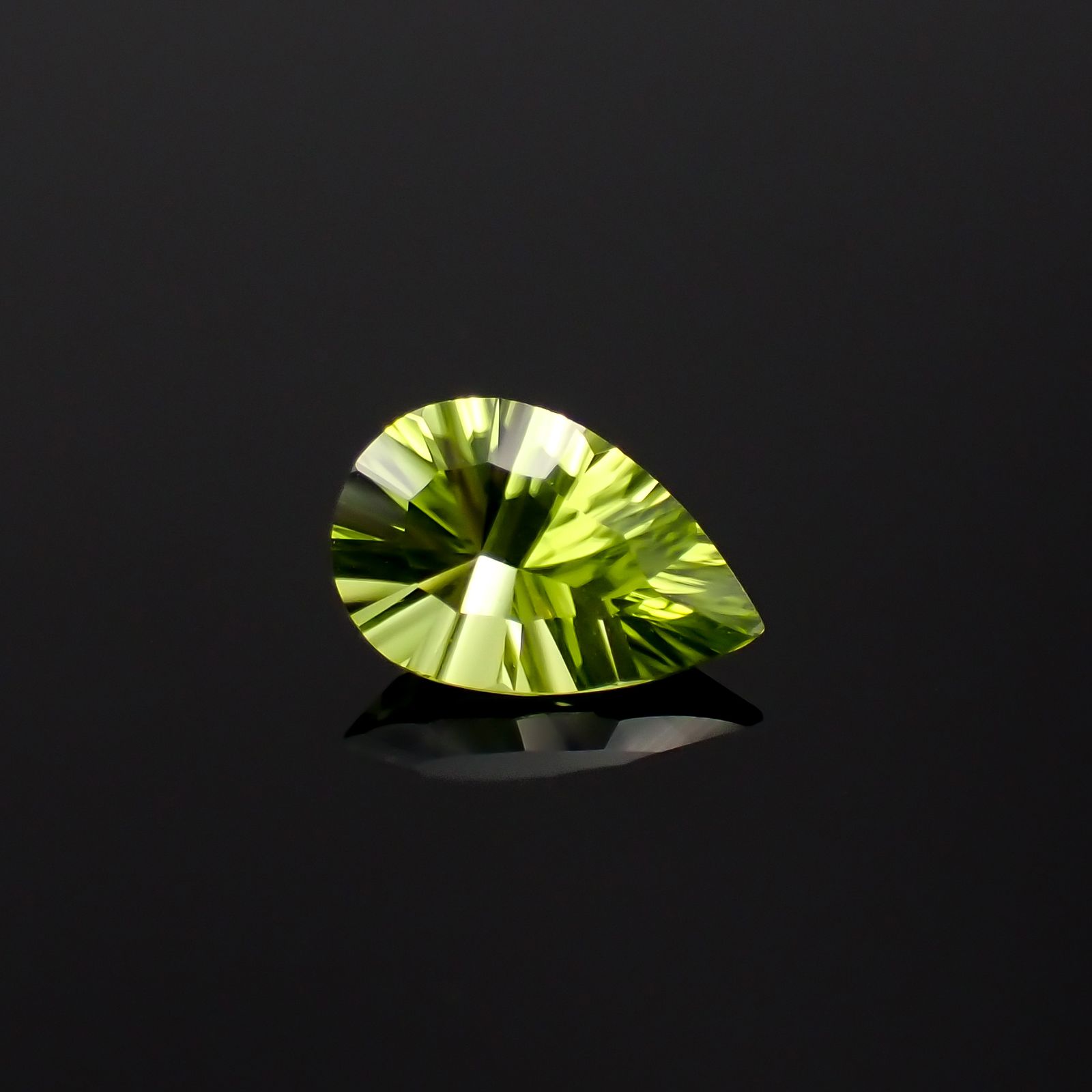 ◇コンケーブカット◇ペリドット 中国産 1.11ct[230622288]9x6mm前後