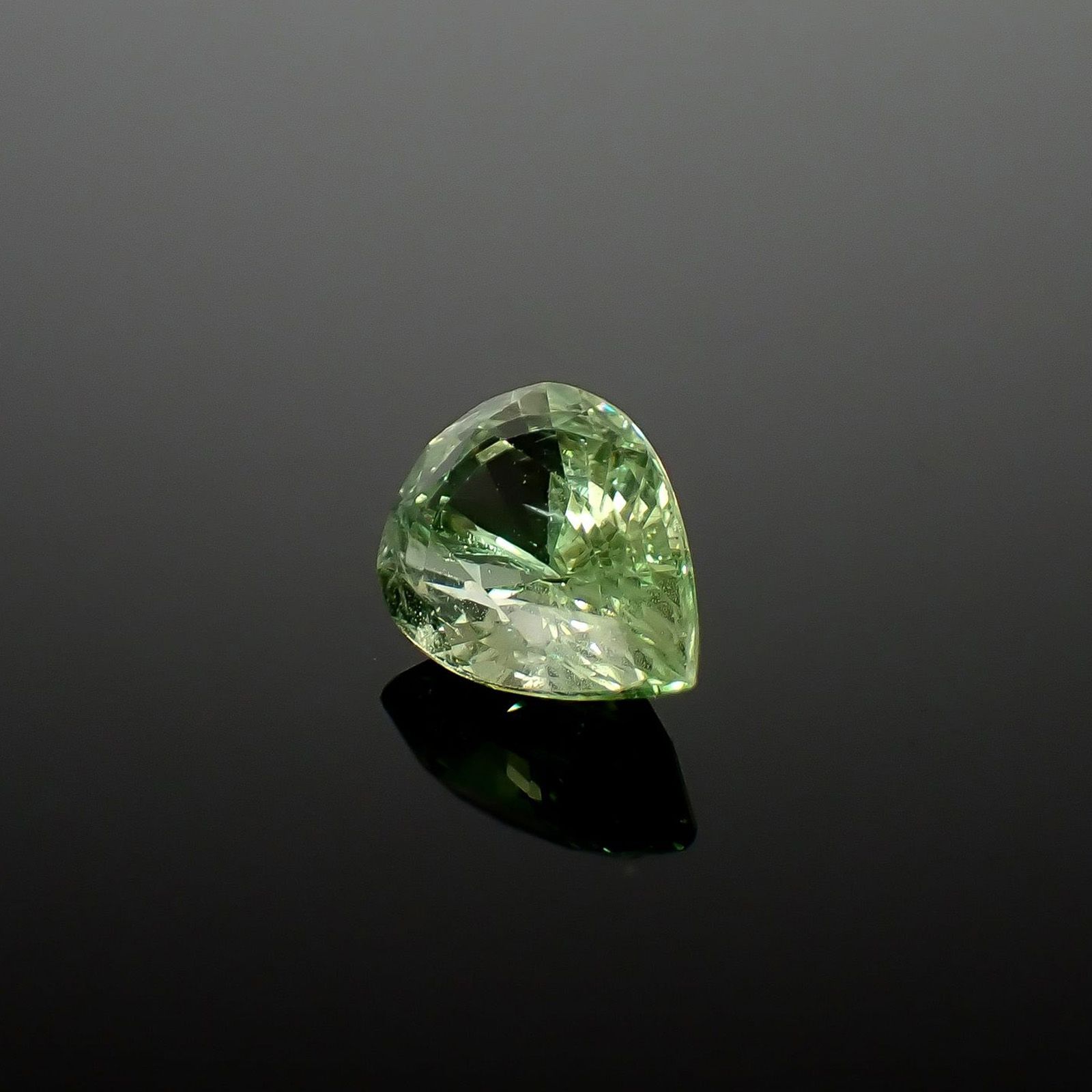 ミントガーネット(宝石名ガーネット)タンザニア産 識別済 2.03ct / 9.7x6.8mm前後 [260832722]