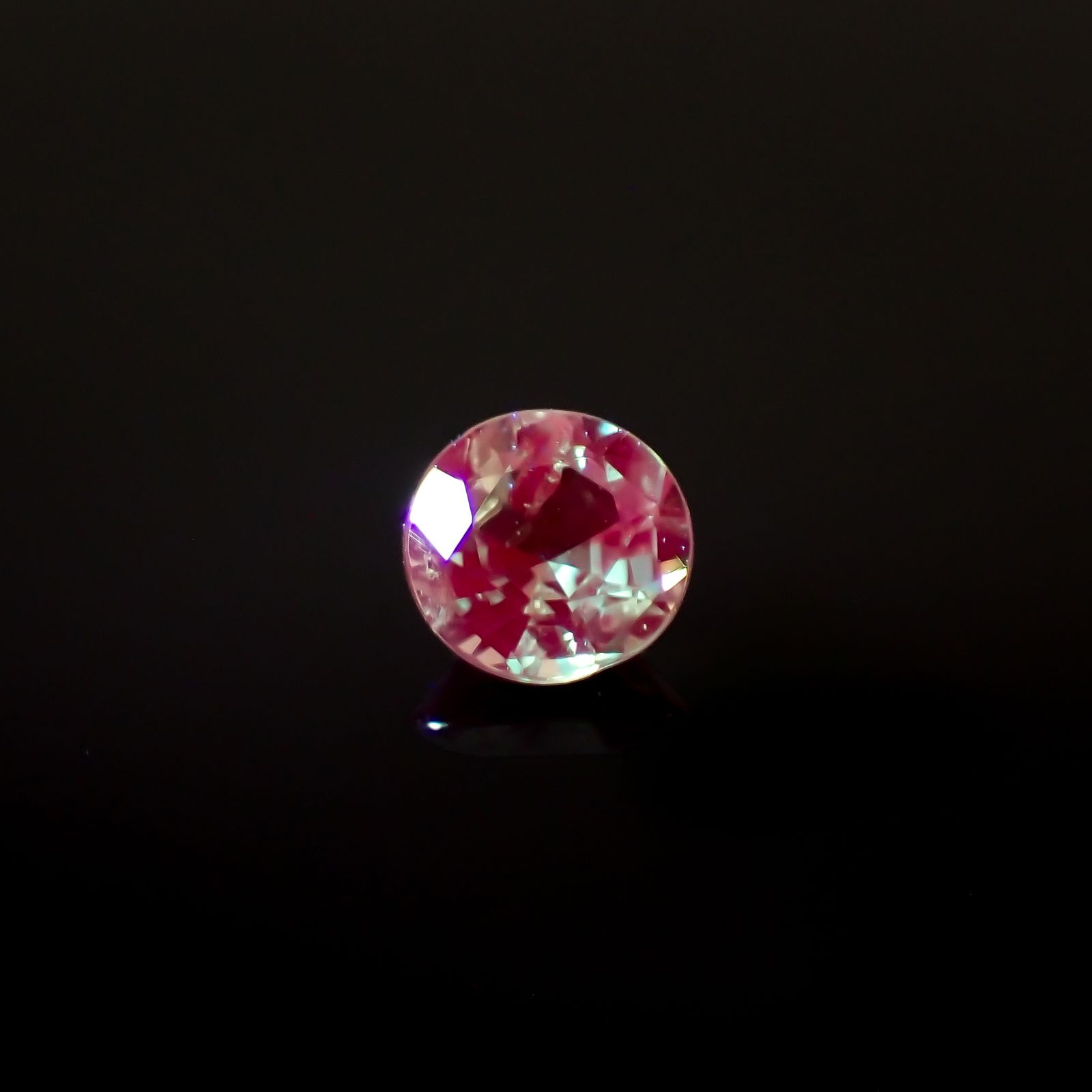 シルキーアレキサンドライト(宝石名アレキサンドライト)ブラジル・ミナスジェライス州ヘマチタ鉱山産 0.18ct 識別済[240527400]3.5x3.5mm前後