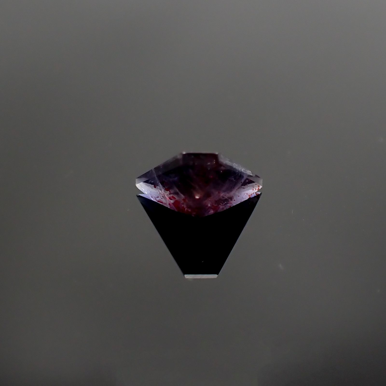 ◇カスタムカット◇アイオライトサンストーン(宝石名アベンチュリン・アイオライト) インド/ブラジル産 1.228ct ソ付(彩珠)[210711617]6.7×9.9mm前後
