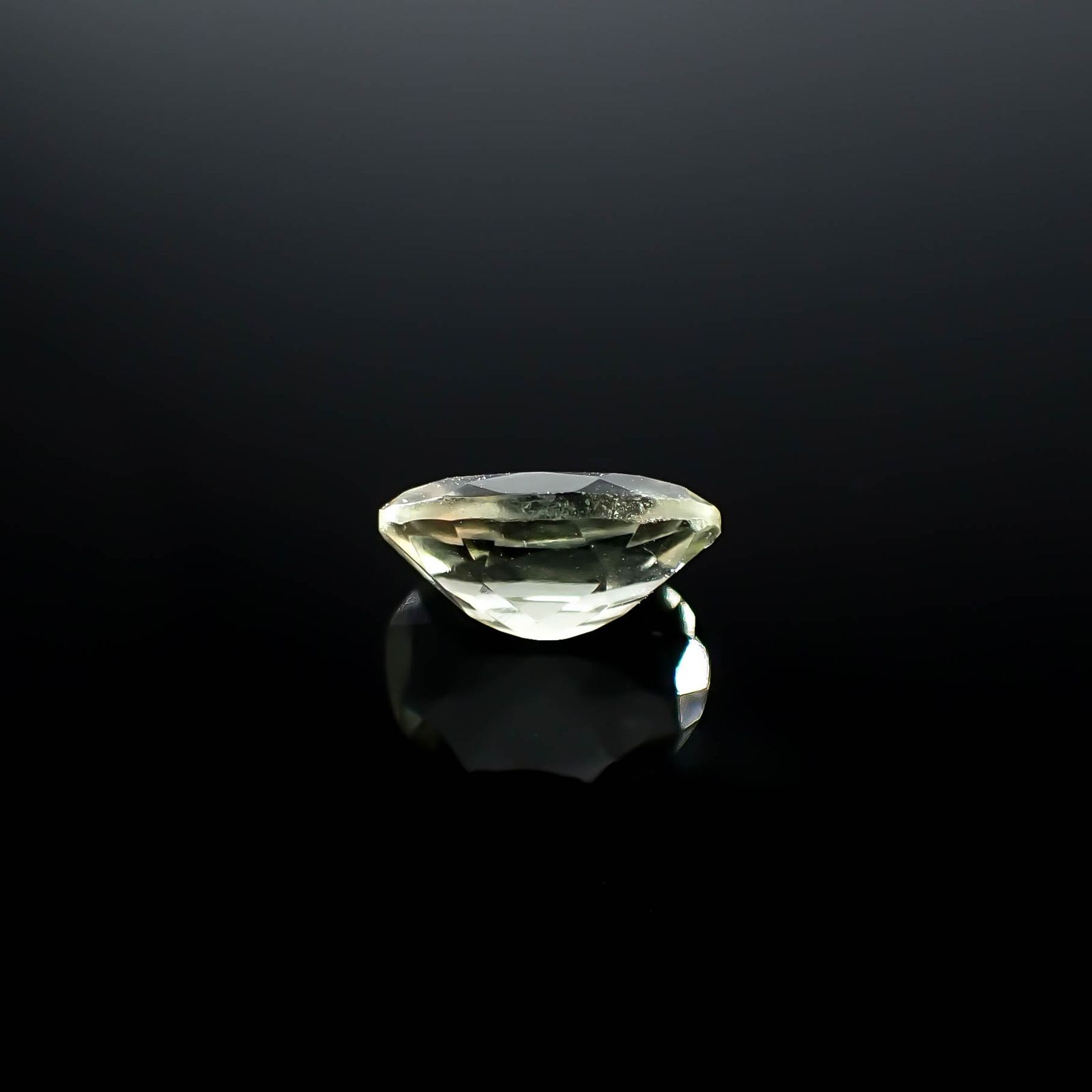 リビアングラス 発見地：エジプト・リビア砂漠 2.58ct / 11.5x8.8mm前後 [251131304]