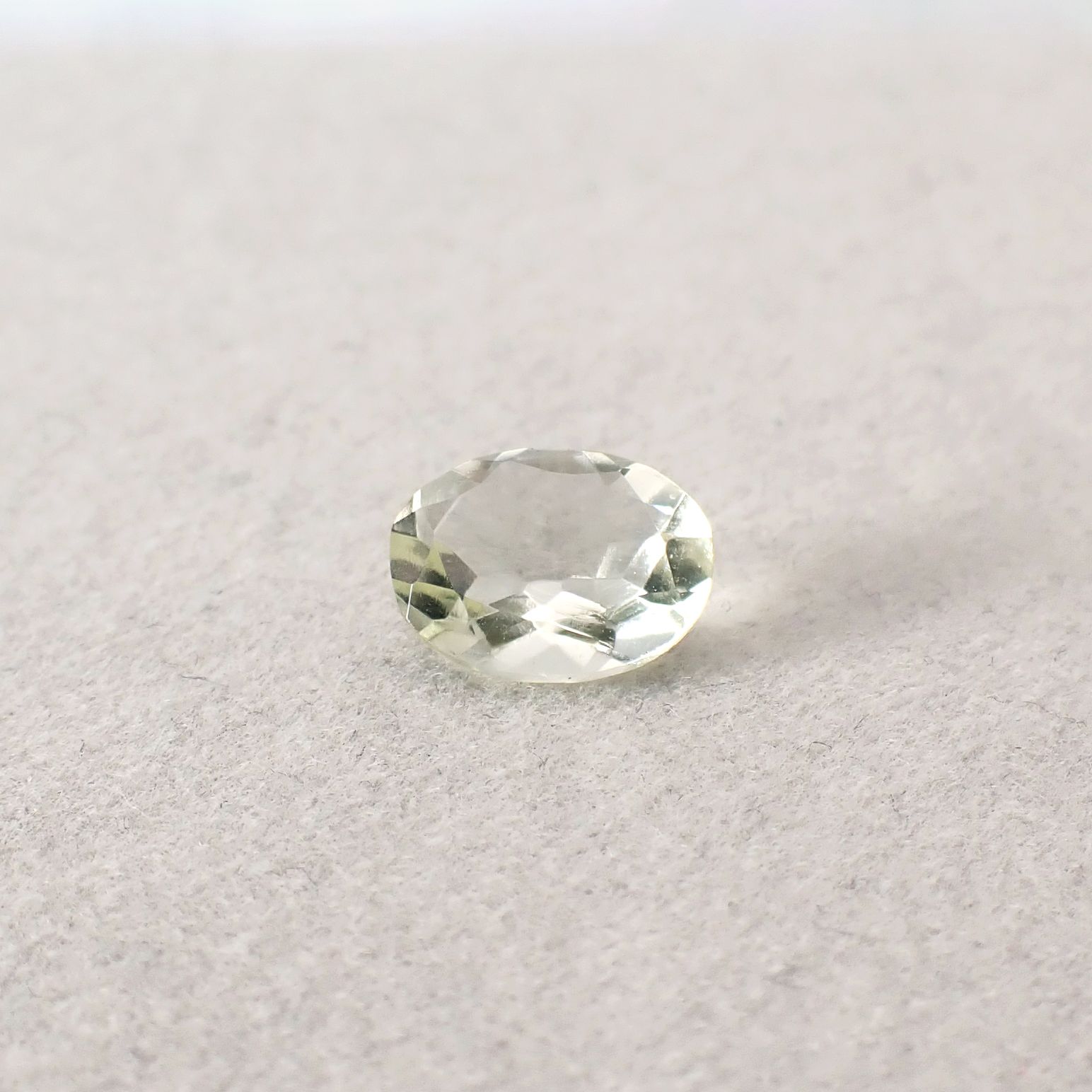 リビアングラス 発見地：エジプト・リビア砂漠 2.58ct / 11.5x8.8mm前後 [251131304]