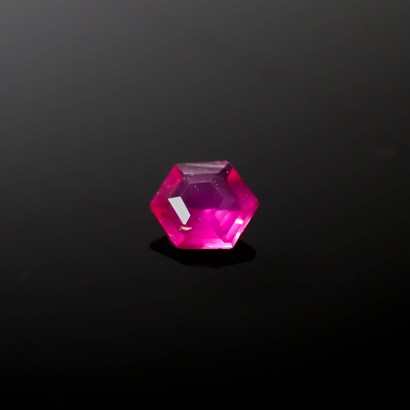 ◇ヘキサゴンカット◇ルビー 非加熱 モザンビーク産 0.11ct[240427102]3x3mm前後