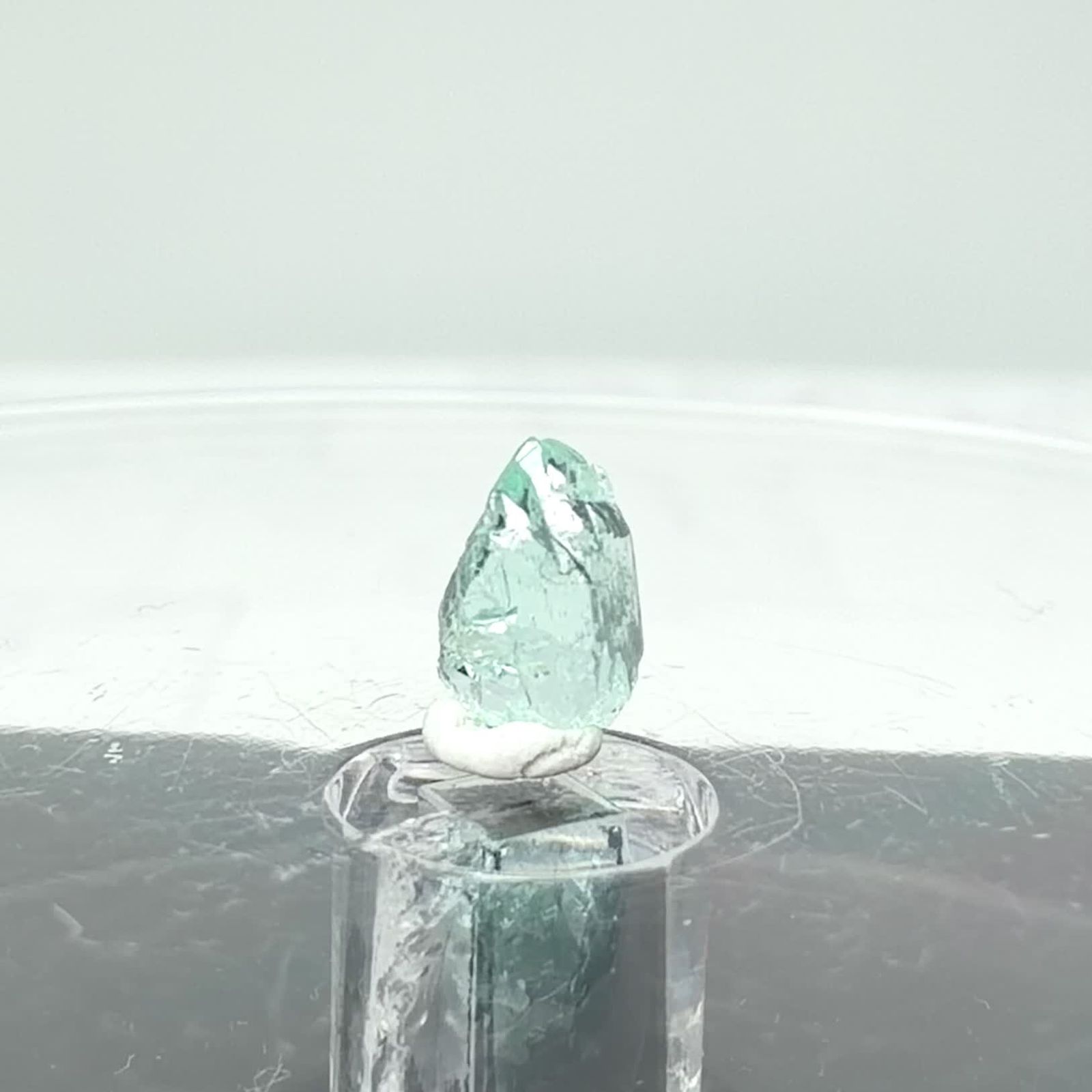 ミントベリル柱状結晶 原石 ナイジェリア産 0.85ct / 7.3x4.8mm前後