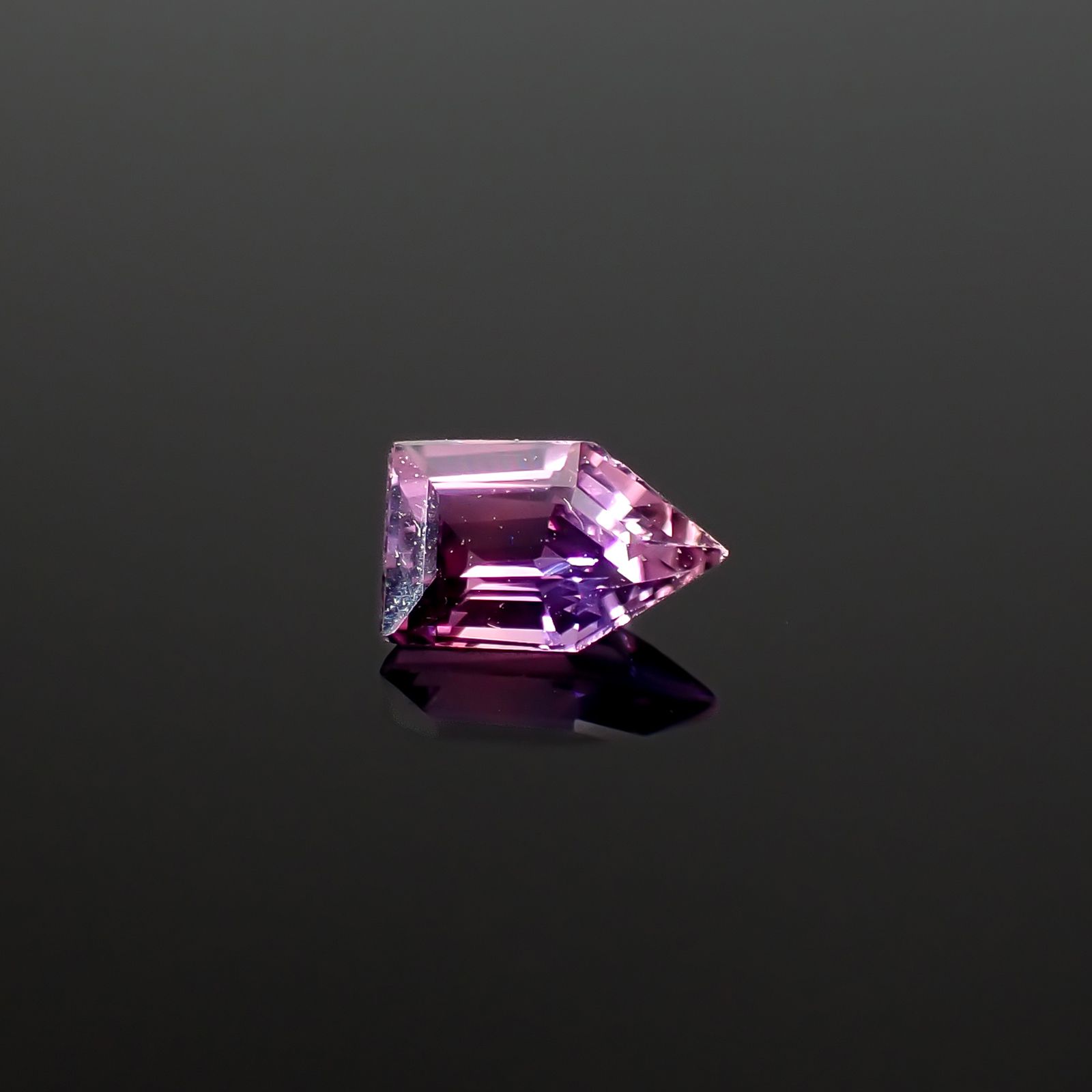 ◇カスタムカット◇ウィンザーサファイア タンザニア・ウィンザー産 0.17ct / 4.3x2.6mm前後 [260532135]