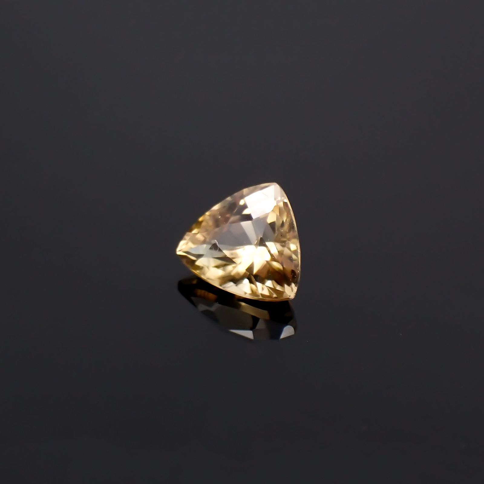 シンハライト(宝石名シンハライト)スリランカ産 0.68ct 識別済 [221219713]5.2x6mm前後