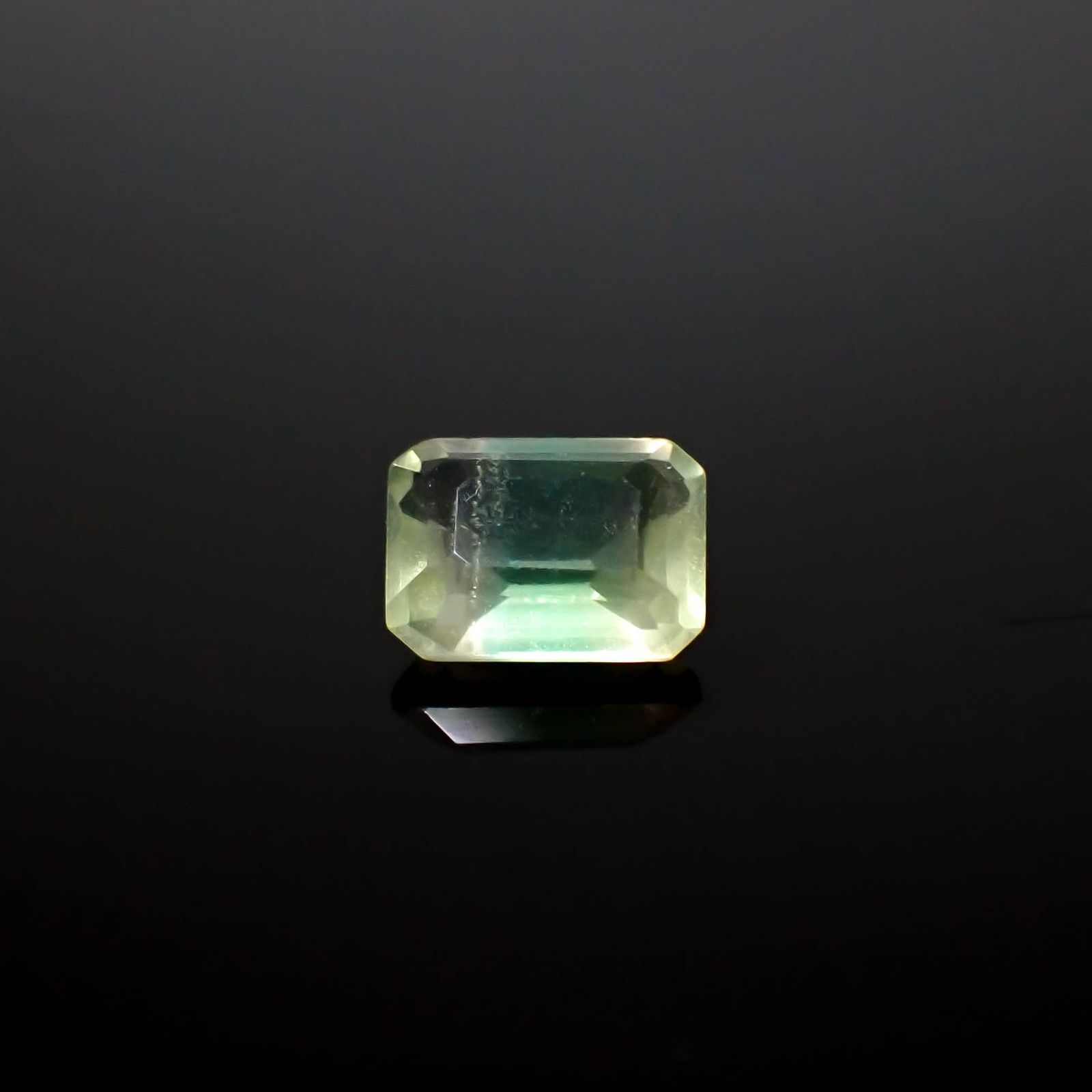 バイカラーフローライト フルオレッセンス ブラジル産 1.66ct [250430253]7.9x6mm前後