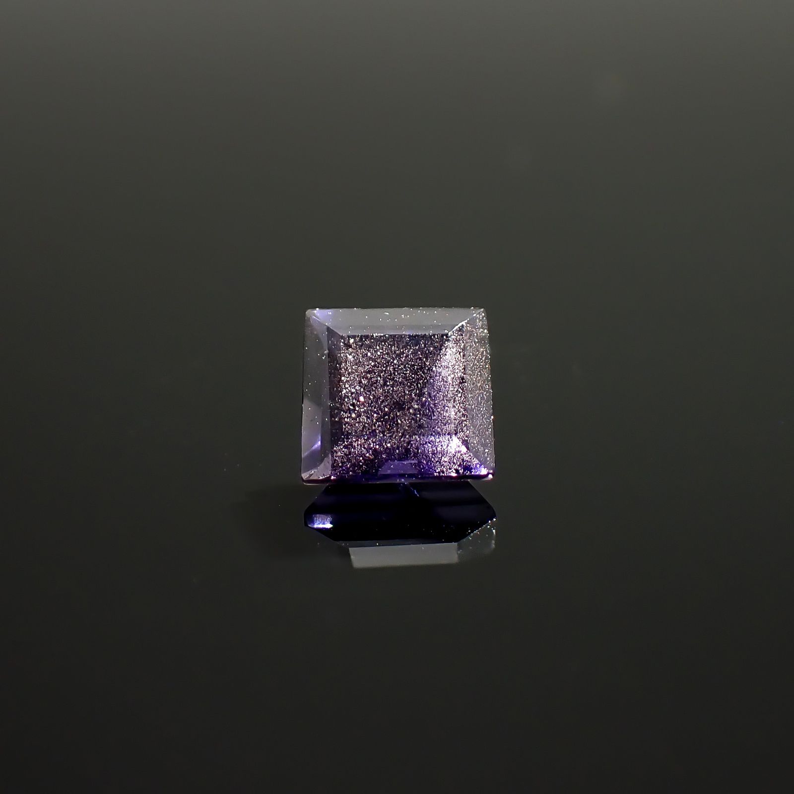 アイオライトサンストーン インド/ブラジル産 0.89ct / 5.9x5.9mm前後 [260932636]
