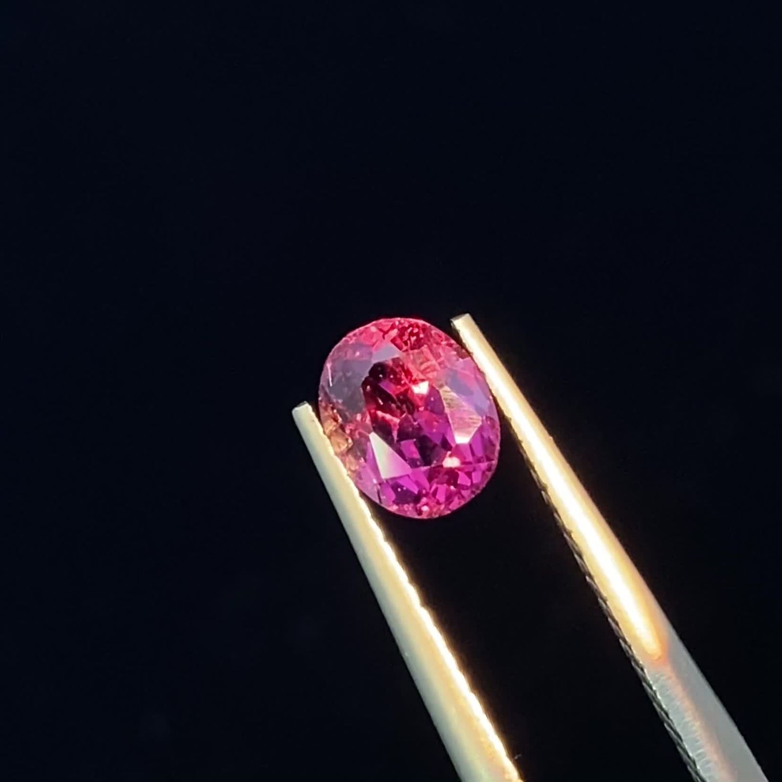 カラーシフトマラヤガーネット(宝石名ガーネット)タンザニア産 0.95ct