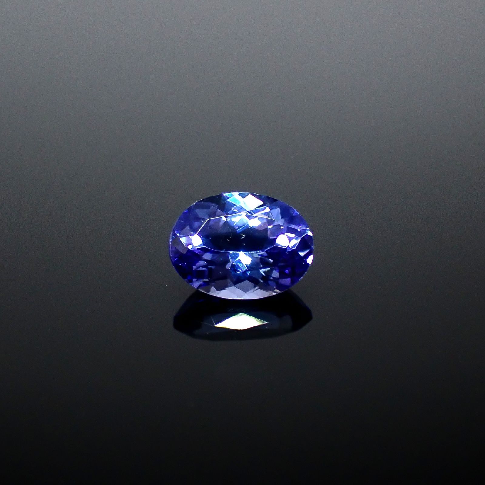 タンザナイト(宝石名タンザナイト)タンザニア産 識別済 1.44ct / 8.1x6.1mm前後 [251031245]