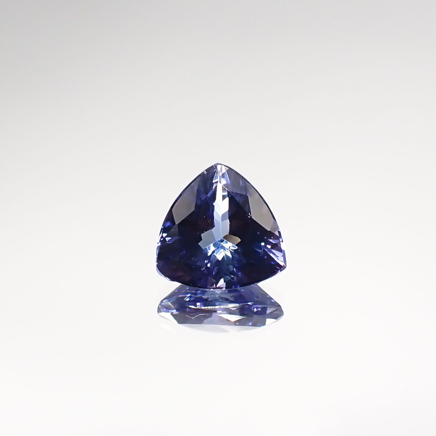バイカラータンザナイト(宝石名タンザナイト) タンザニア産 1.250ct ソ付(彩珠)[210711818]7×7mm前後