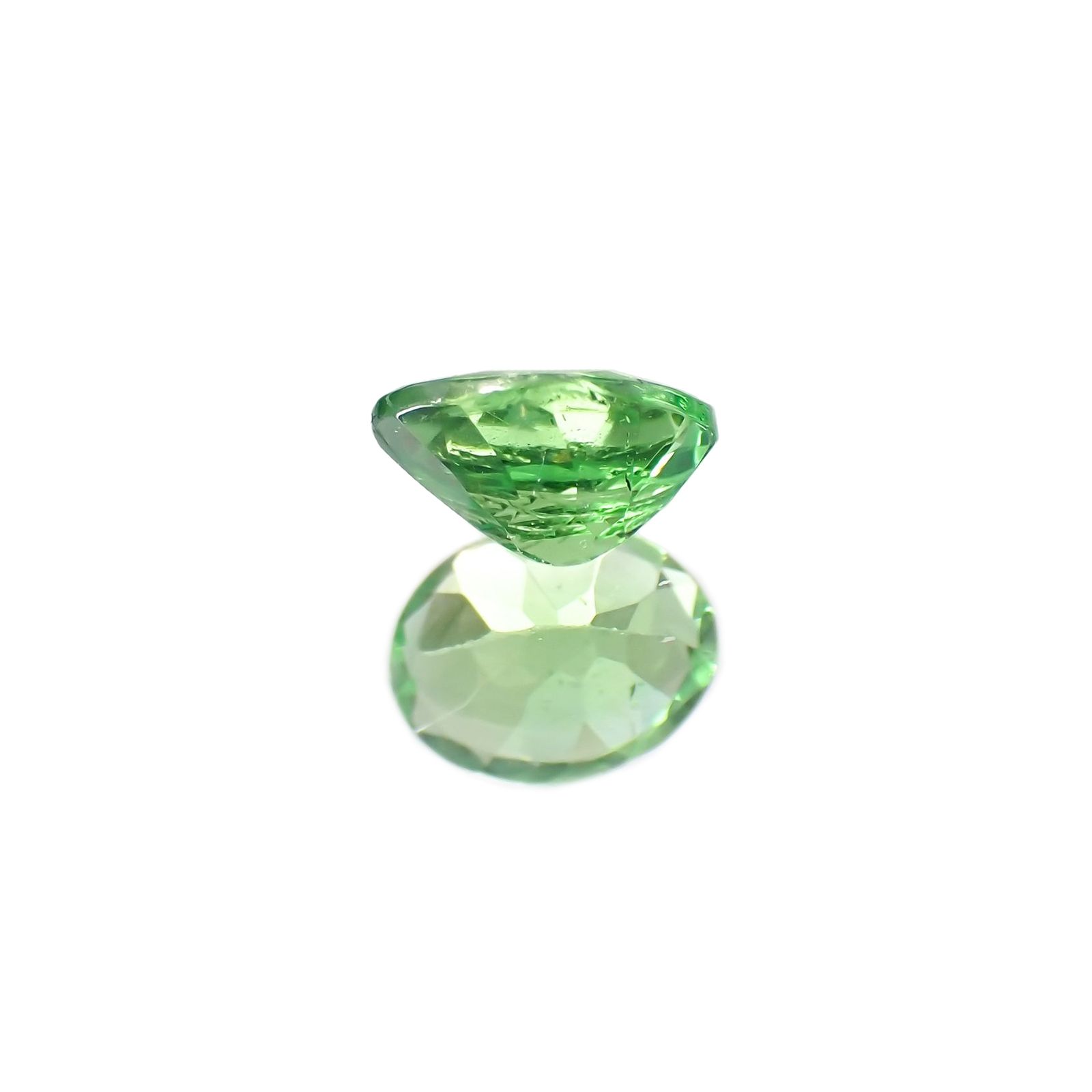 ツァボライト(宝石名ガーネット)タンザニア産 0.37ct 識別済[251018723]5.1x3.9mm前後