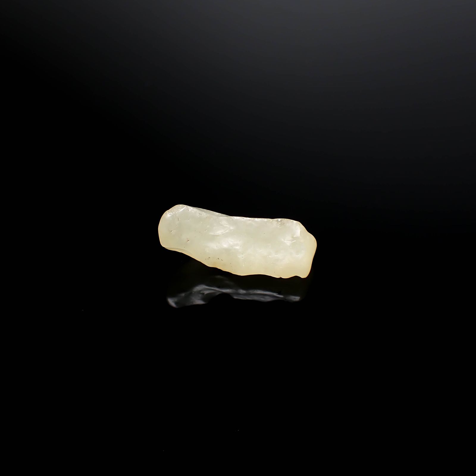 リビアングラス 原石 発見地：エジプト・リビア砂漠 15.51ct [241029283]26.8x12.4mm前後