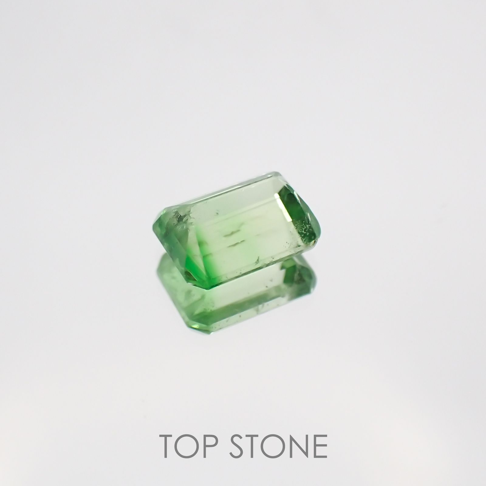 バイカラーツァボライト タンザニア産 ルース 0.9ct[210610920]6×4.5mm前後