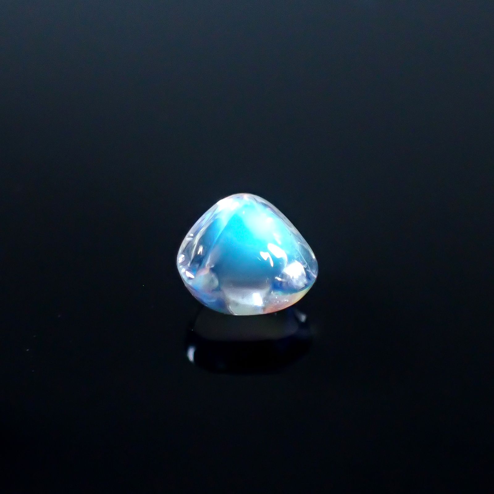 ◇バフトップカット◇レインボームーンストーン(宝石名ラブラドライト)マダガスカル産 識別済 0.57ct / 5.1x5.3mm前後 [250931039]