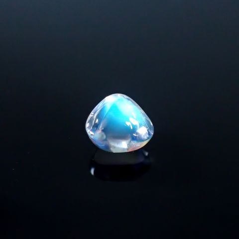 ◇バフトップカット◇レインボームーンストーン(宝石名ラブラドライト)マダガスカル産 識別済 0.57ct / 5.1x5.3mm前後 [250931039]