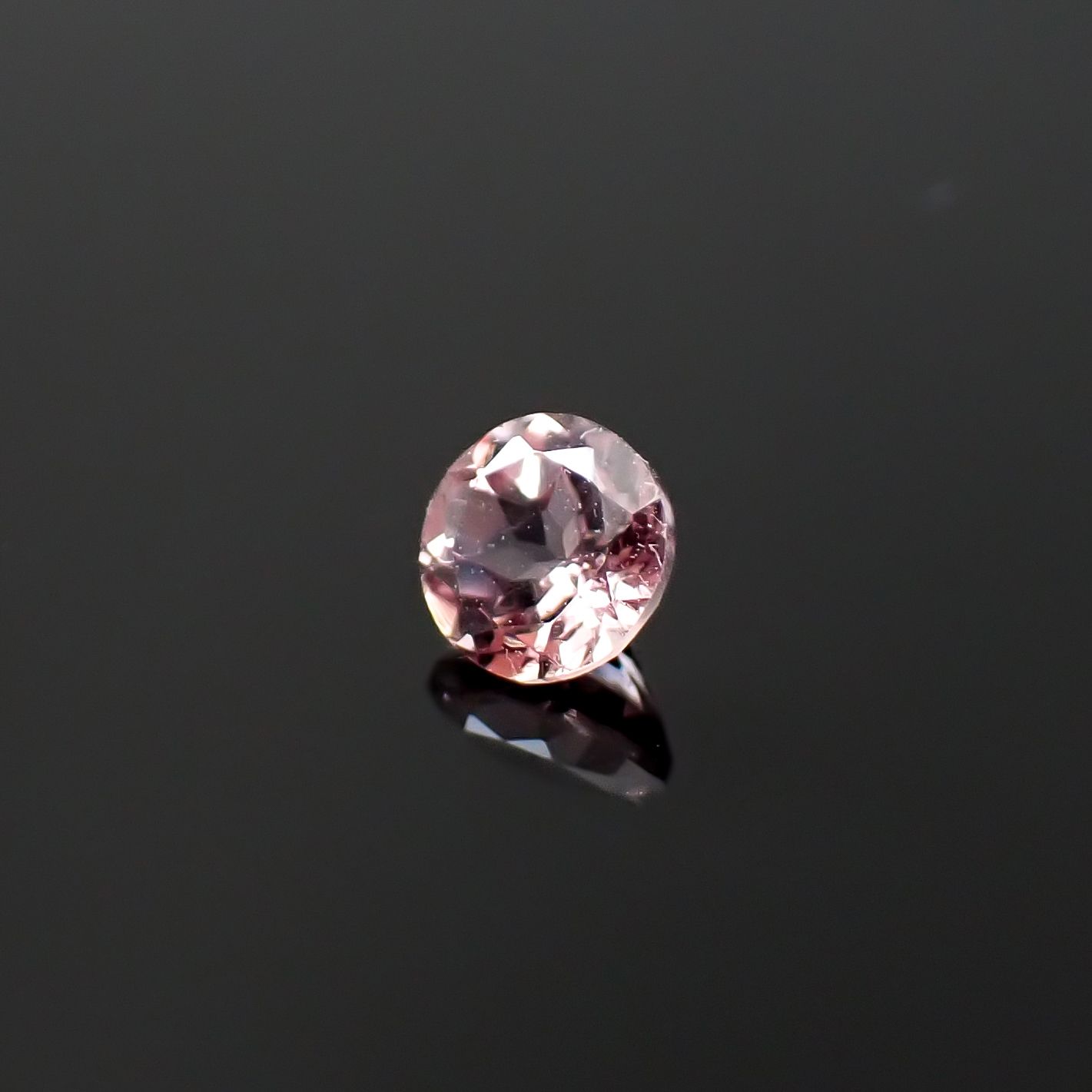 ドラゴンガーネット タンザニア産 0.50ct / 4.6x4.6mm前後 [260532243]