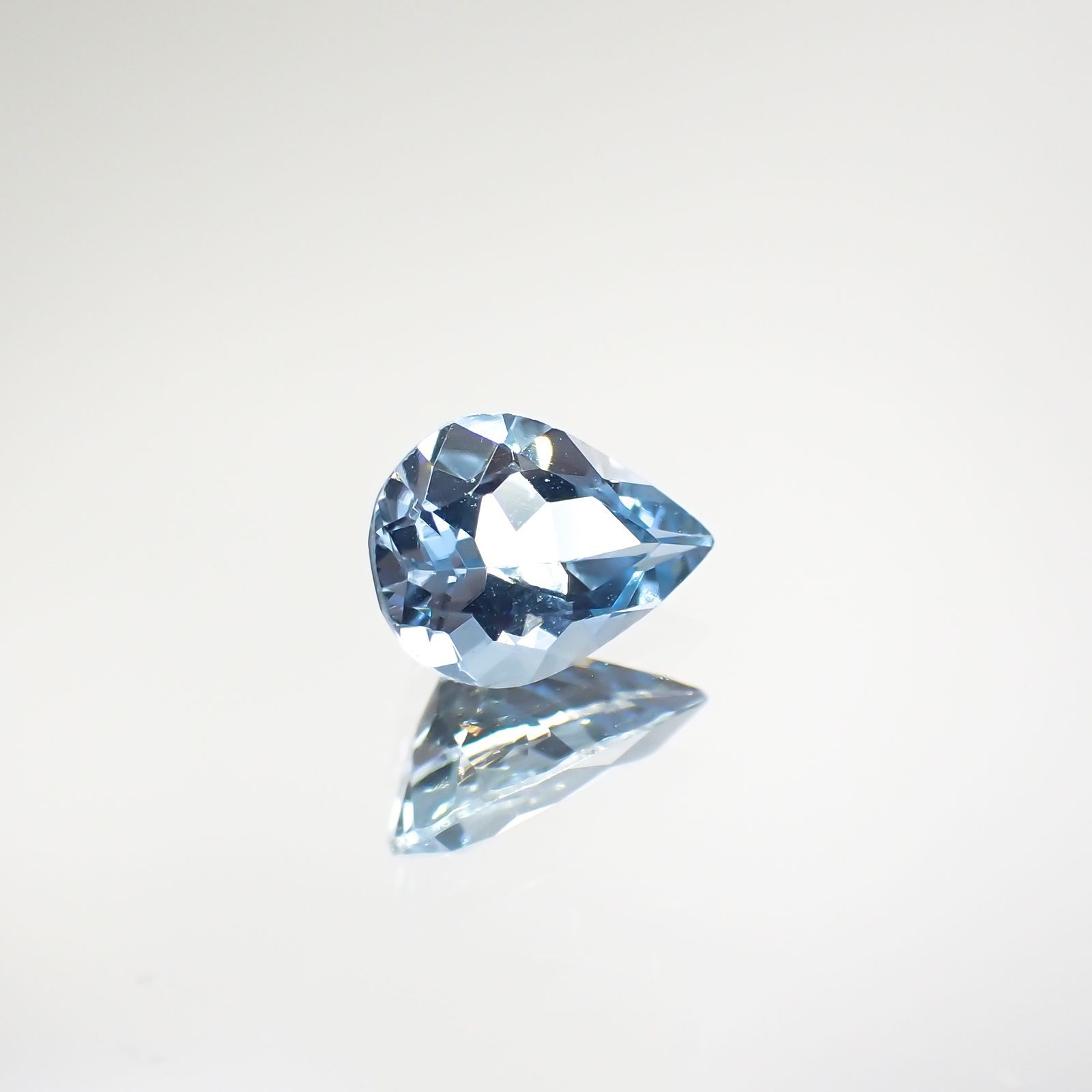 サンタマリアアクアマリン(宝石名アクアマリン) ブラジル産 0.532ct ソ付(彩珠)[210812634]6.9×5mm前後