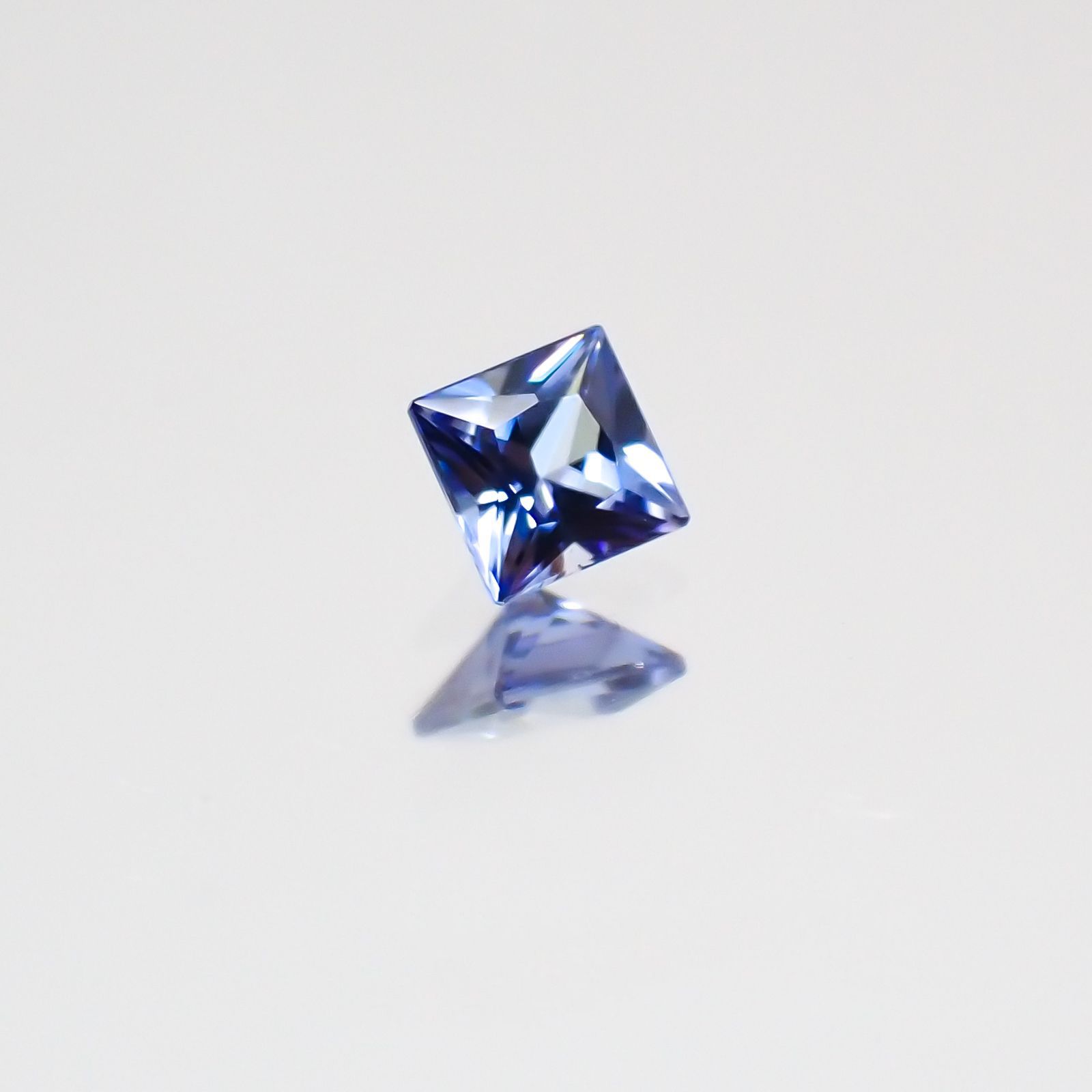 ◇プリンセスカット◇ベニトアイト アメリカ産 ルース 0.058ct