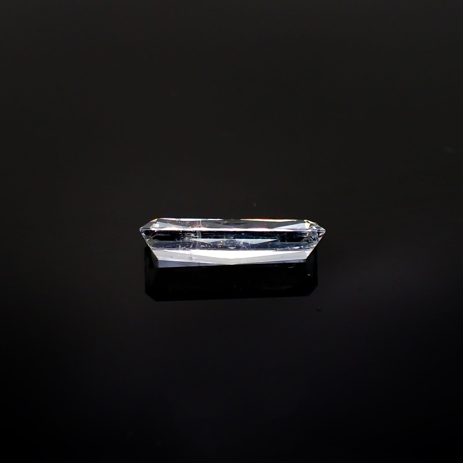 ジェレメジェバイト(宝石名エレメジェバイト)ナミビア産 ソ付(彩珠) 3.221ct / 16x5.8mm前後 [220616458]
