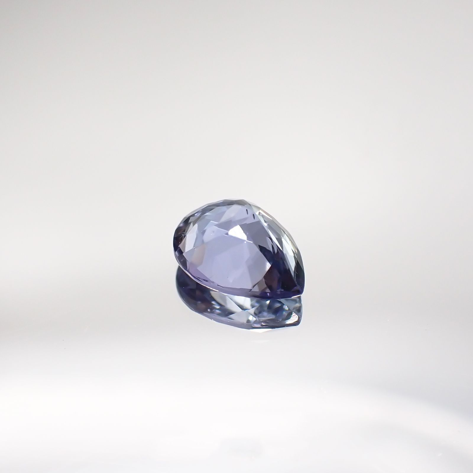 バイカラータンザナイト(宝石名タンザナイト) タンザニア産 1.227ct ソ付(彩珠)[210711820]7.9×5.9mm前後