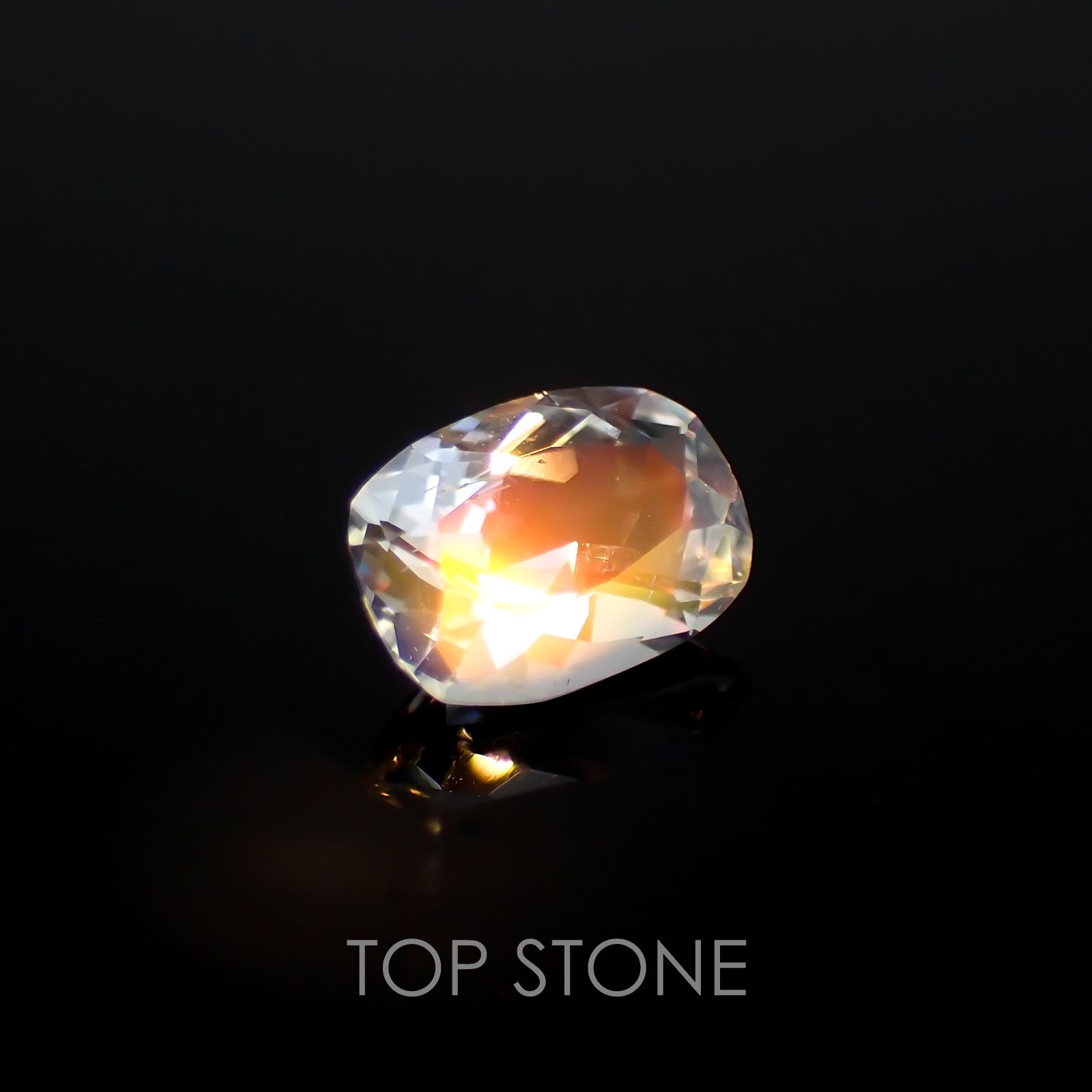 レインボームーンストーン(アンデシンラブラドライト) マダガスカル産 ルース 0.67ct[210310393]6.7×4.9mm前後