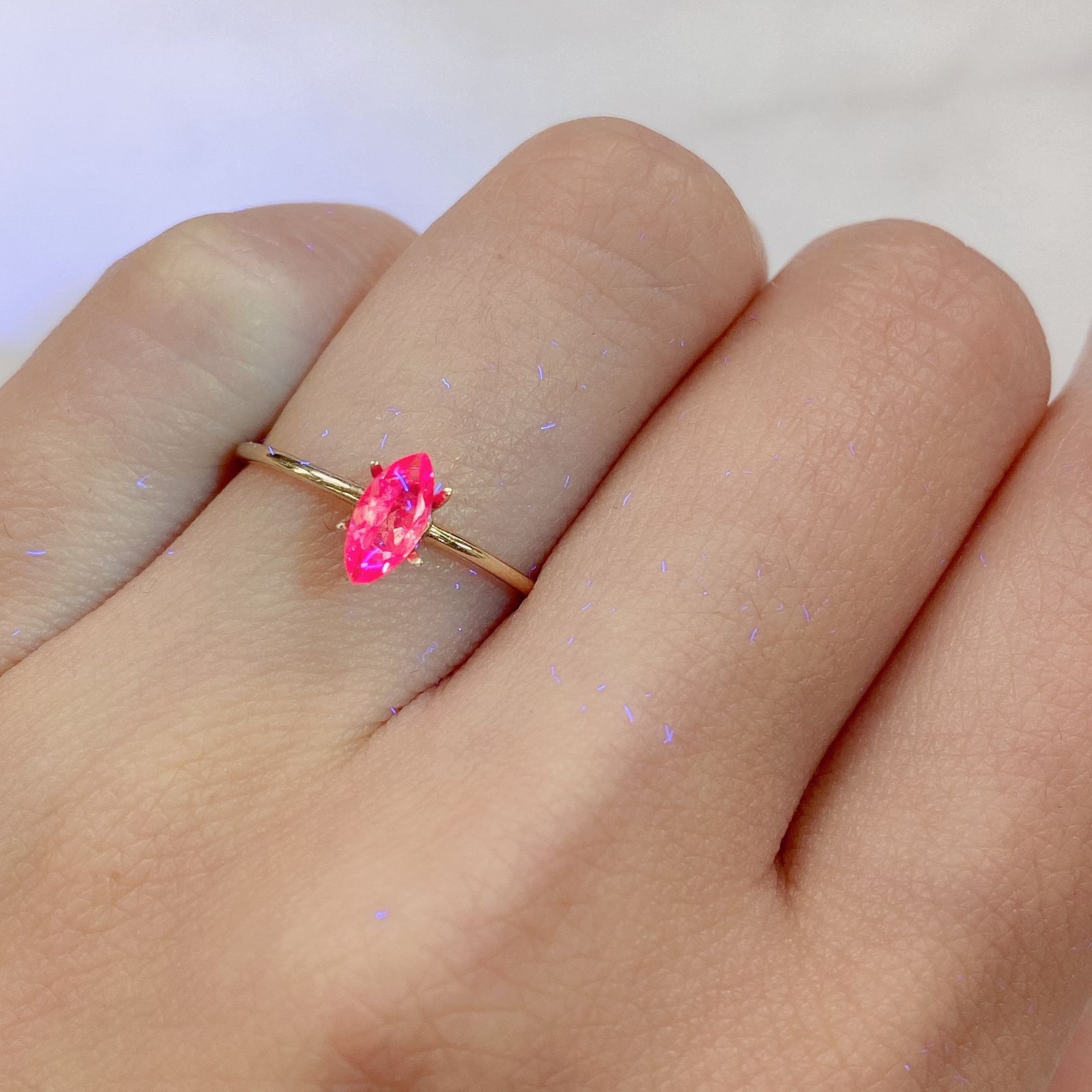 ホットピンクスピネル(宝石名ピンク・スピネル) タンザニア産 0.38ct 識別済[20117315]7.2×3.4mm前後