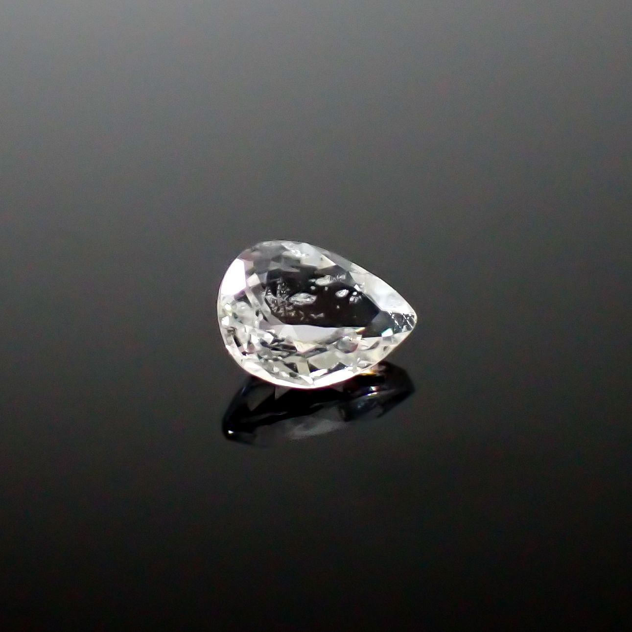 テネブレッセンススキャポライト アフガニスタン産 0.14ct / 4.3x3.2mm前後 [260532259]