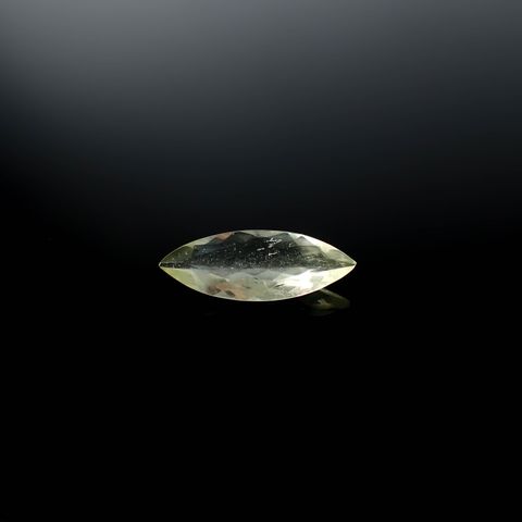 リビアングラス 発見地：エジプト・リビア砂漠 7.72ct / 27.8x10.4mm前後 [251131306]