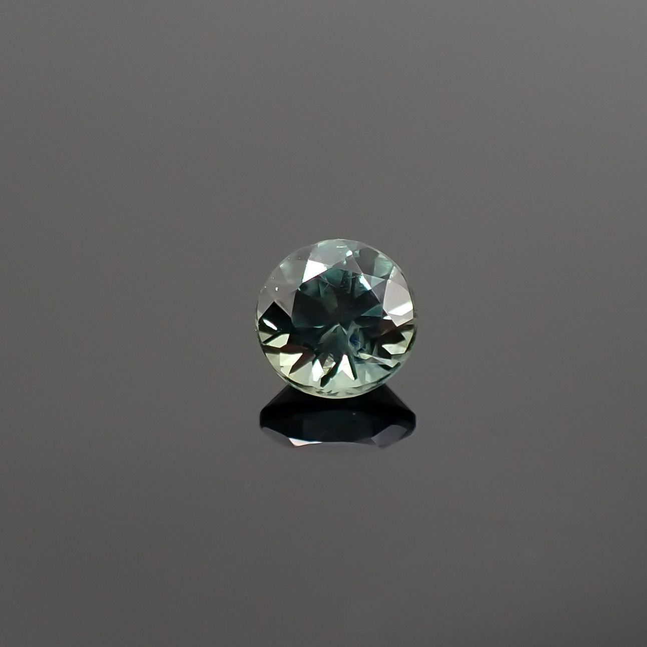 モンタナサファイア(宝石名ブルー・サファイア) アメリカ・モンタナ州産 0.677ct ソ付(彩珠)[210711668]5×5mm前後