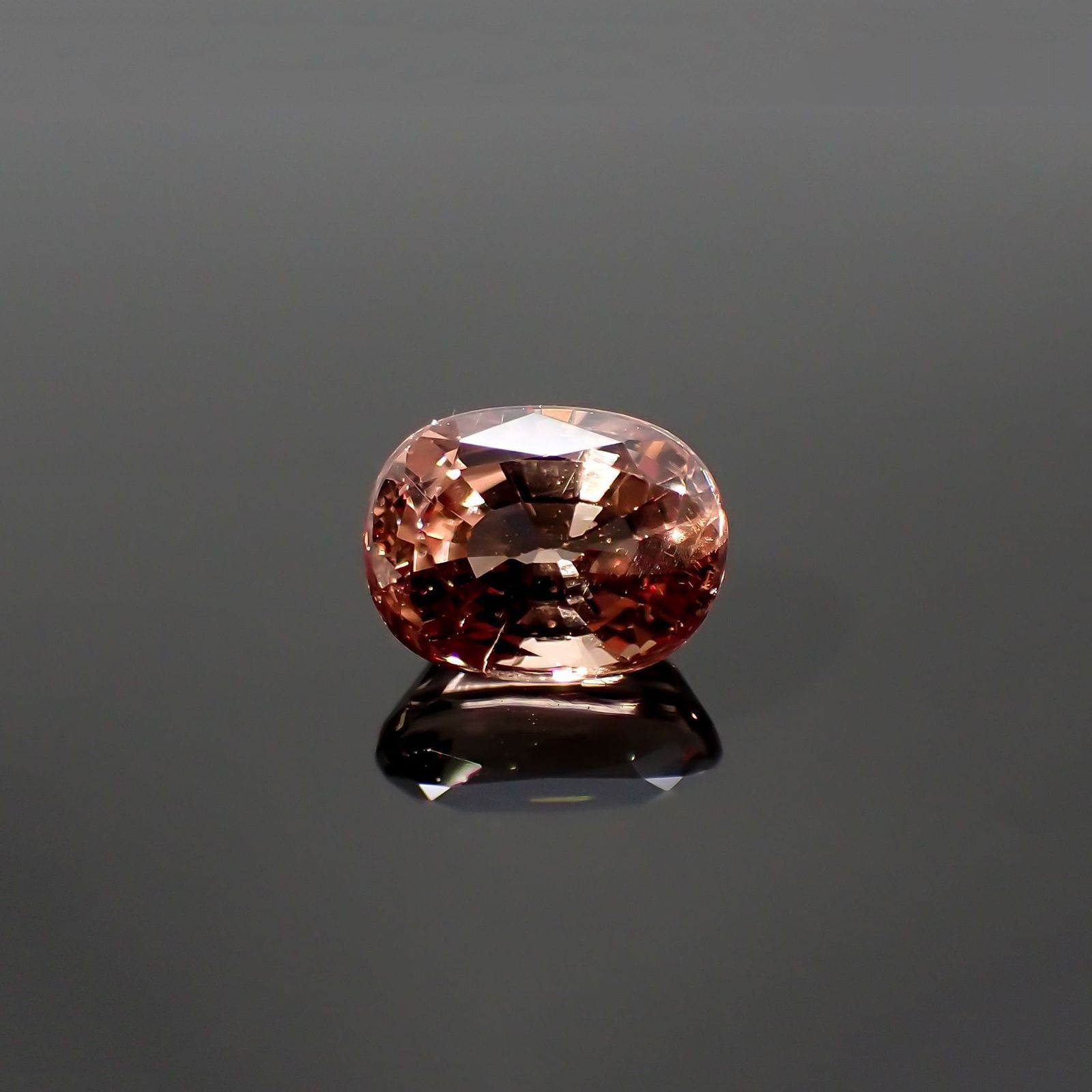 カラーシフトマラヤガーネット(宝石名ガーネット)タンザニア産 識別済 1.34ct / 6.8x5.3mm前後 [260415011]