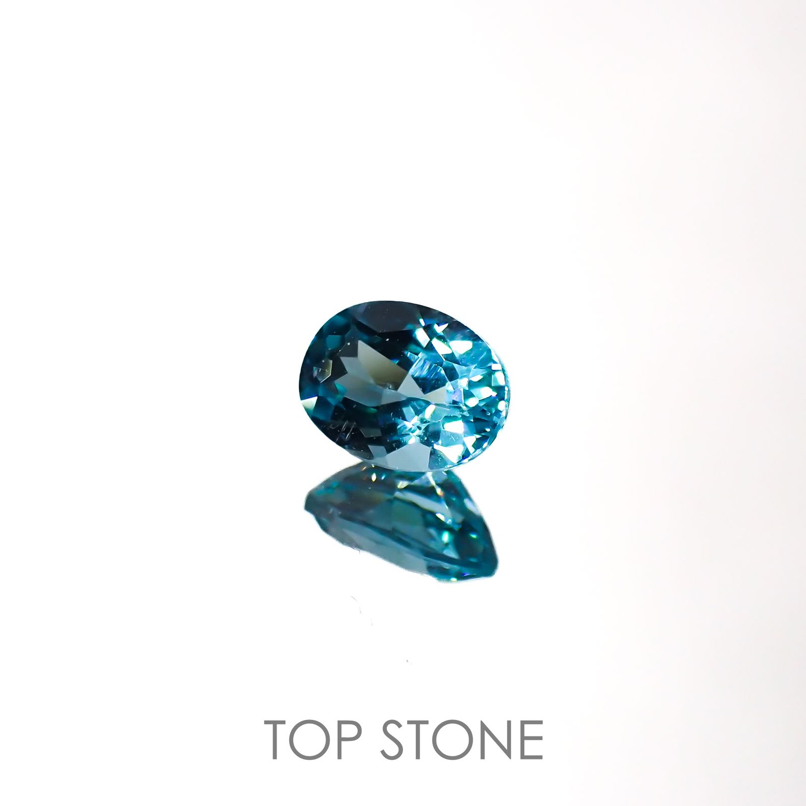 アパタイト(宝石名アパタイト)マダガスカル産 0.66ct 識別済[220616387]6.2x4.6mm前後