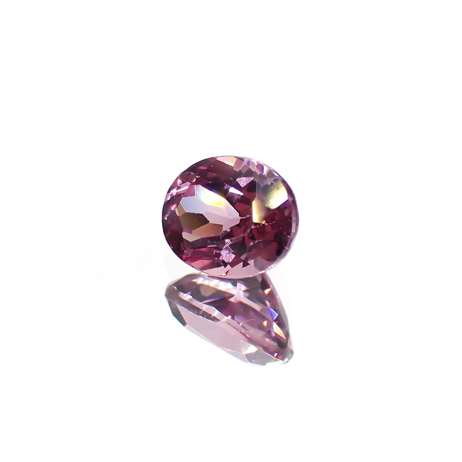 カラーシフトマラヤガーネット(宝石名ガーネット)タンザニア産 識別済 0.90ct / 6.1x4.9mm前後 [260415005]