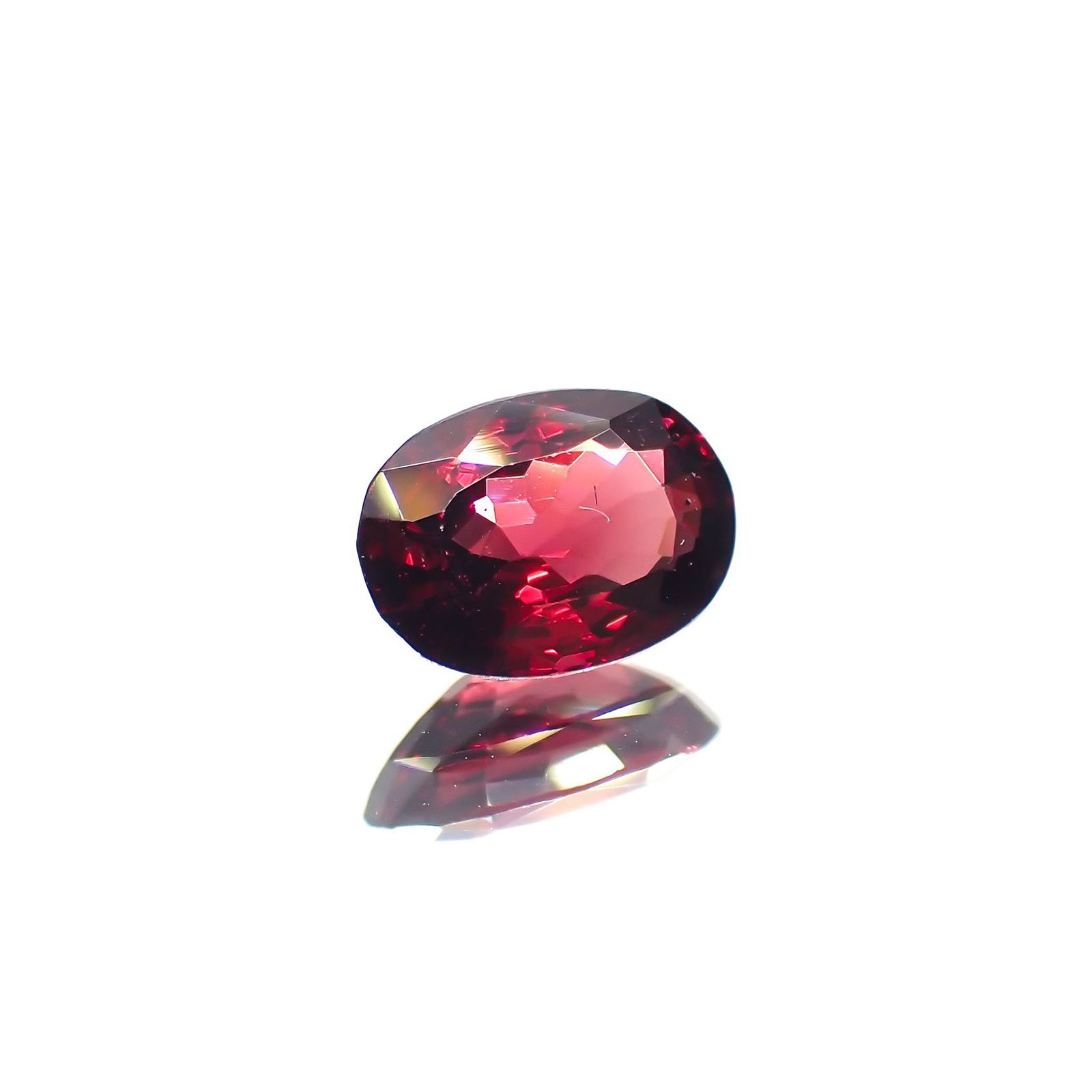 レッドスピネル(宝石名レッド・スピネル)タンザニア産 ソ付(彩珠) 0.960ct / 7.3x5.2mm前後 [260117242]