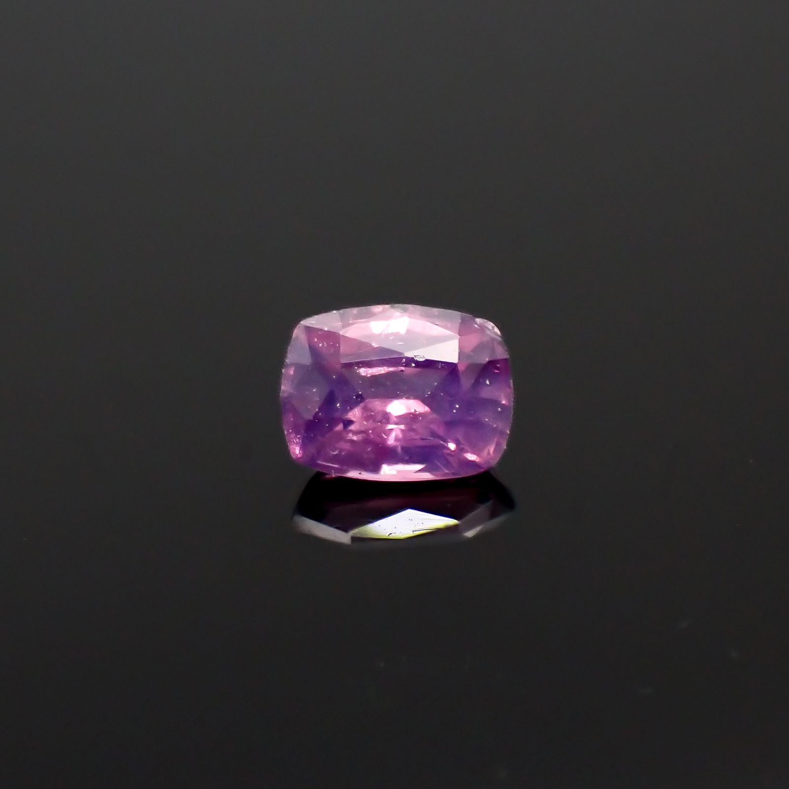 パープルサファイア 非加熱 パキスタン・カシミール地方産 0.37ct[240628403]4.5x3.4mm前後