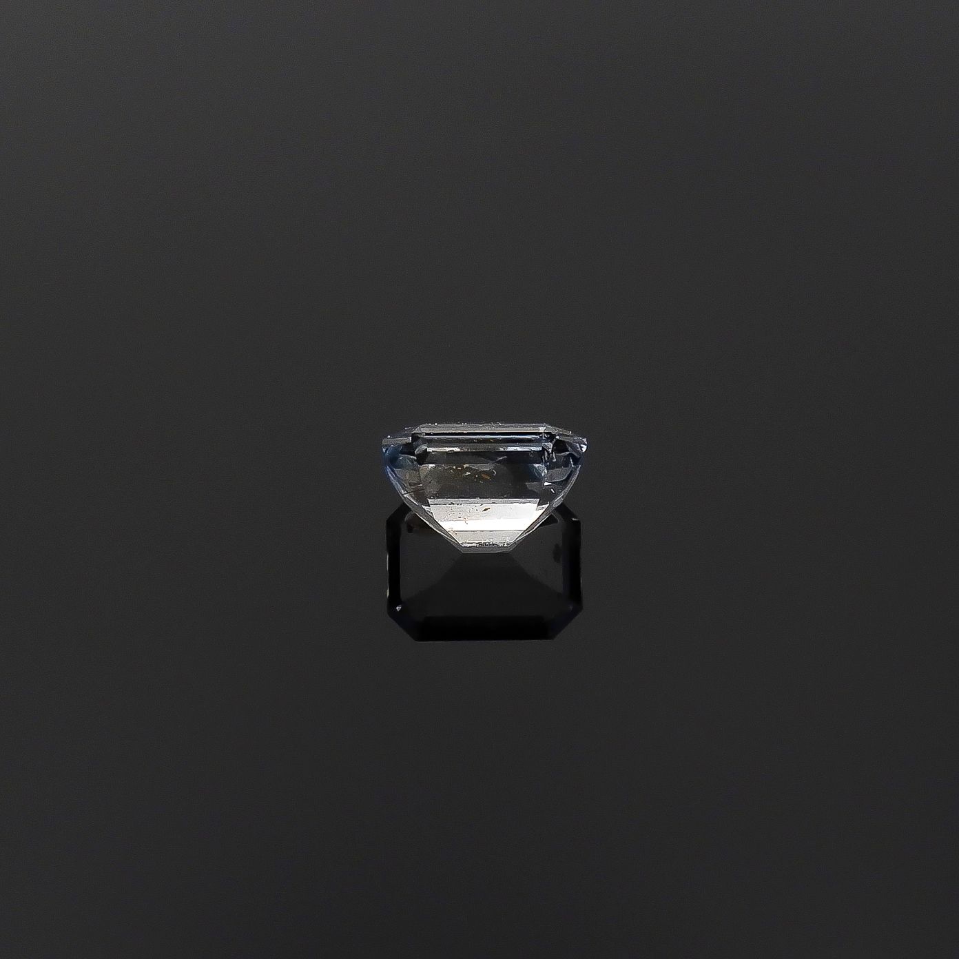 ジェレメジェバイト(宝石名エレメジェバイト)ナミビア産 ソ付(彩珠) 0.250ct / 4x3.1mm前後 [220817283]