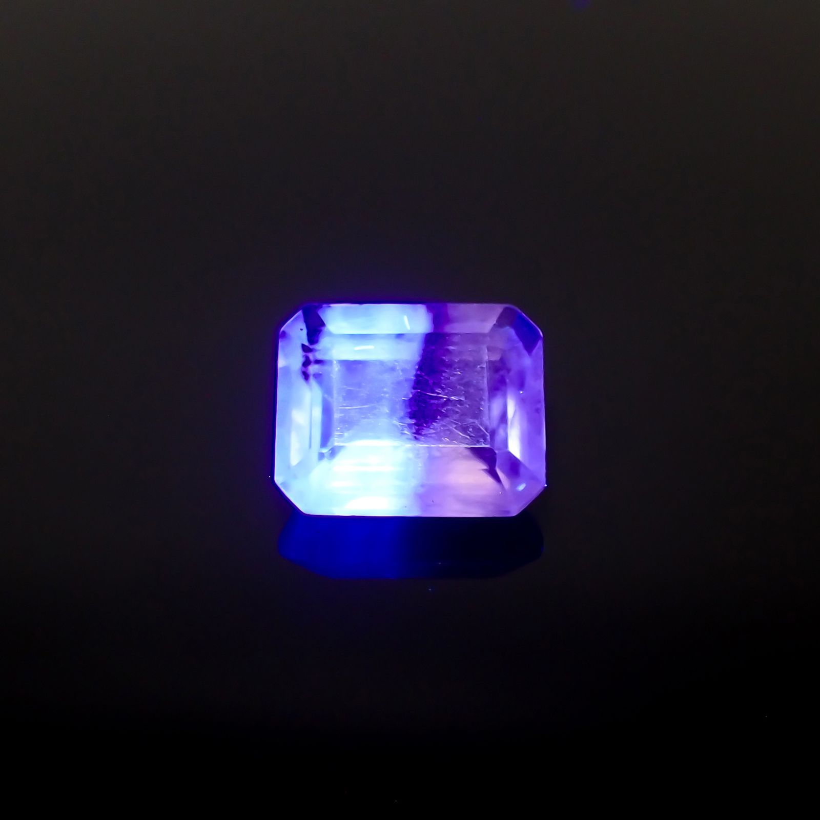 バイカラーフローライト フルオレッセンス ブラジル産 4.69ct[230722977]10.9x8.9mm前後