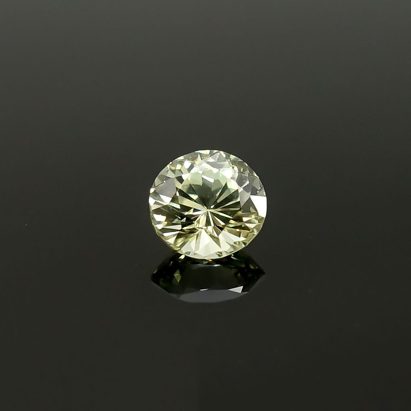 アイスライムブルーサファイア(宝石名サファイア)マダガスカル/オーストラリア産 識別済 0.52ct / 4.8x4.6mm前後 [220817364]