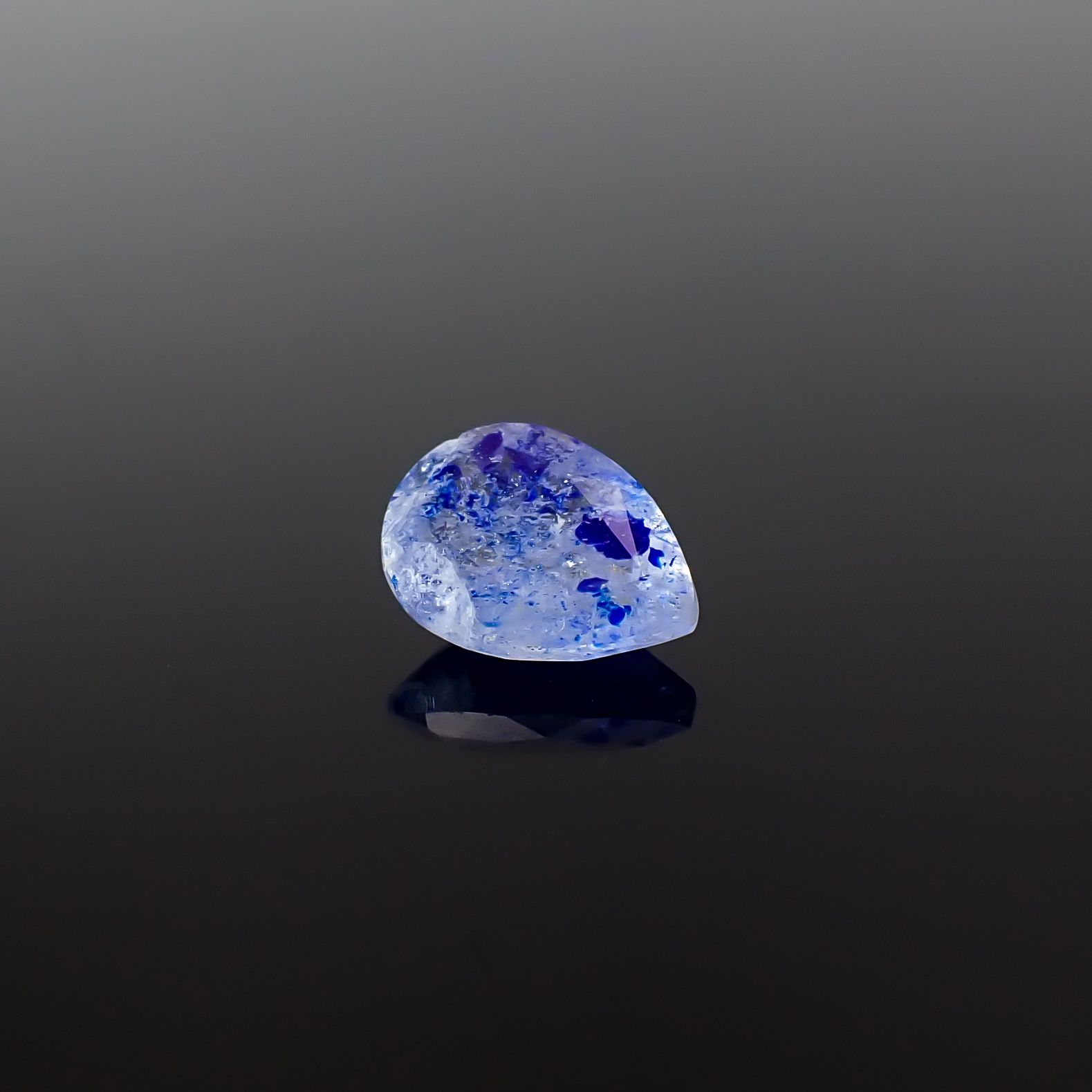 ラズライトインソーダライト フルオレッセンス アフガニスタン産 0.87ct / 8.2x6.3mm前後 [260432001]